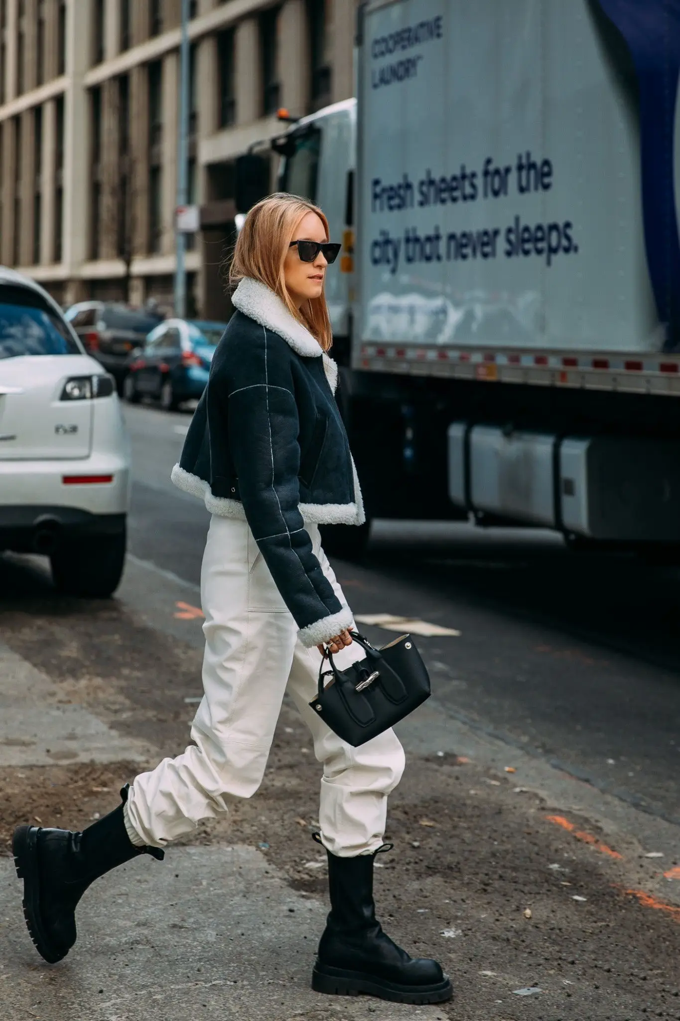 Ide Outfit Pakai Cropped Jacket, Bikin Kelihatan Jenjang!