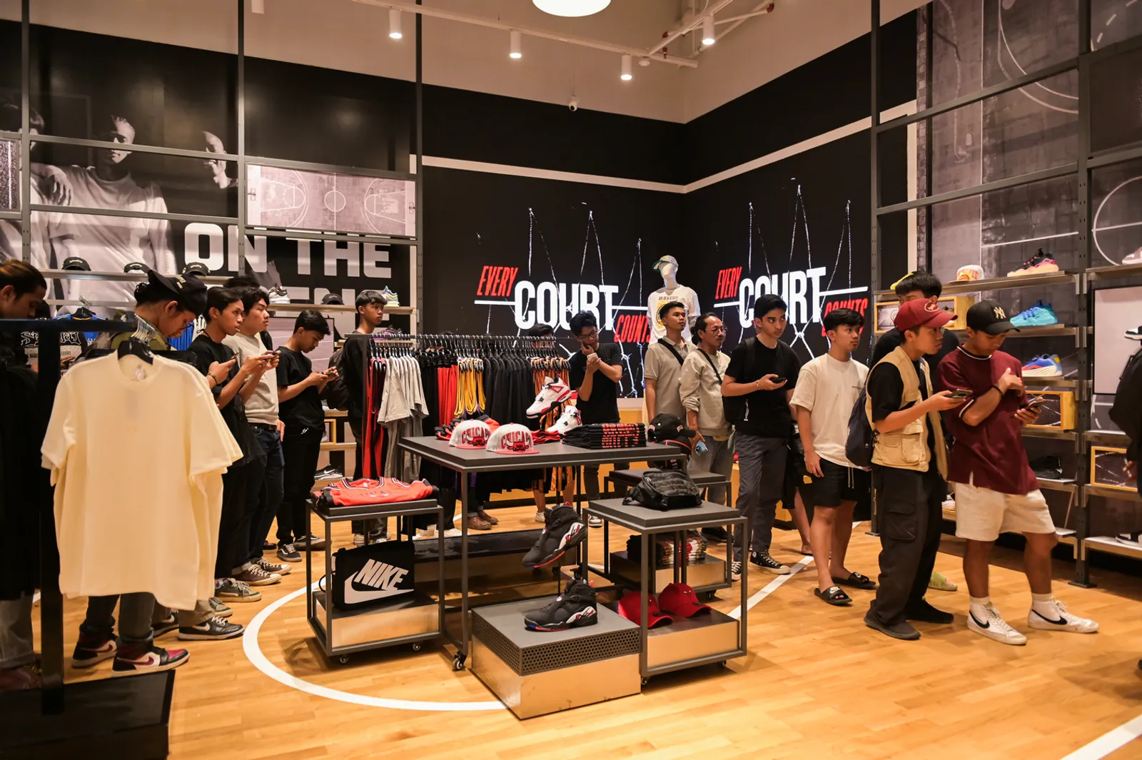 Foot Locker Membuka Gerai Terbaru di Paris Van Java, Bandung