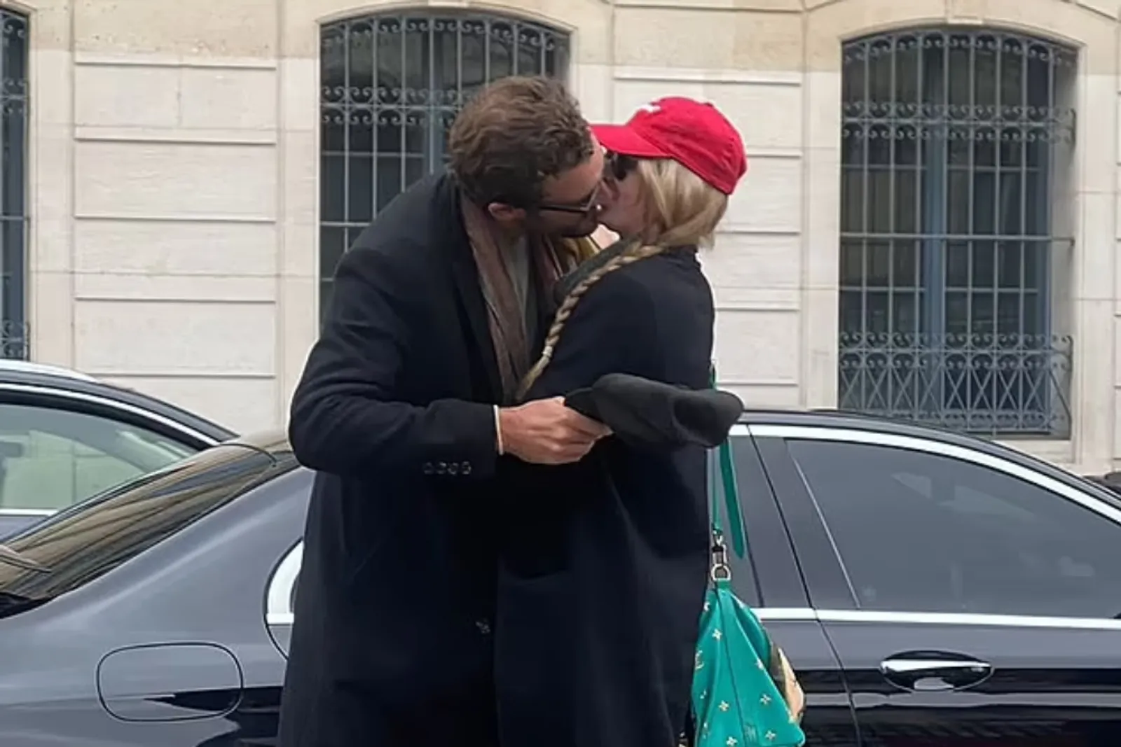 Belum Resmi Cerai, Sophie Turner Kepergok Ciuman dengan Pria Bangsawan