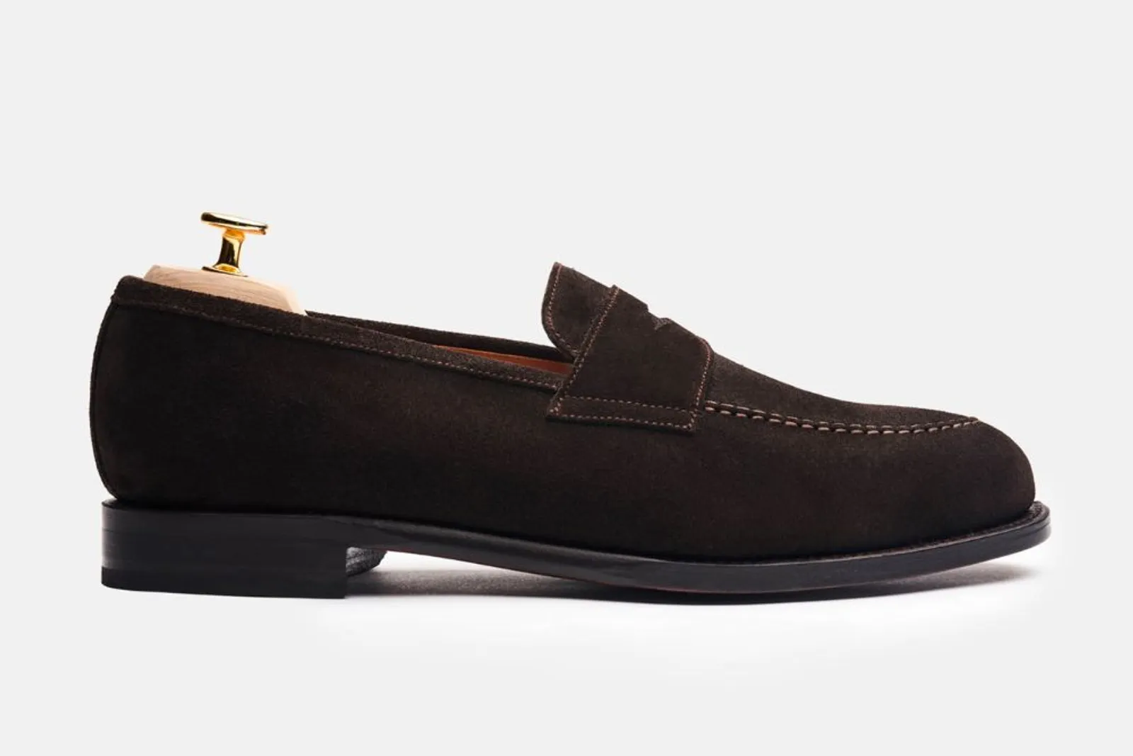 7 Rekomendasi Sepatu Loafers Laki-Laki Branded, Detailnya Keren!