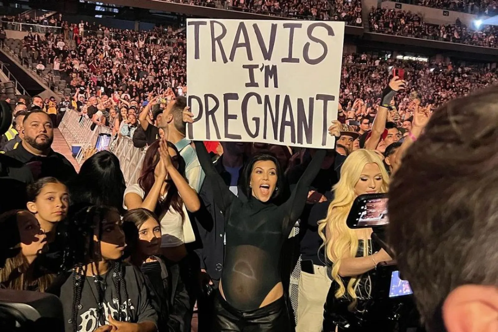 Selamat! Ini Fakta Kelahiran Anak Kourtney Kardashian & Travis Barker