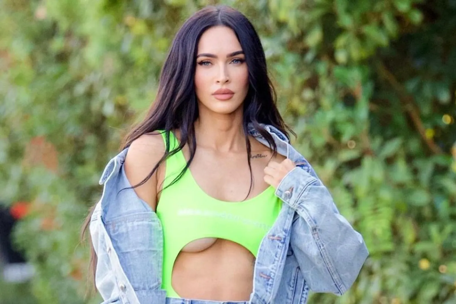 Deretan Riasan Glamor Megan Fox, Bentuk Bibir Curi Perhatian