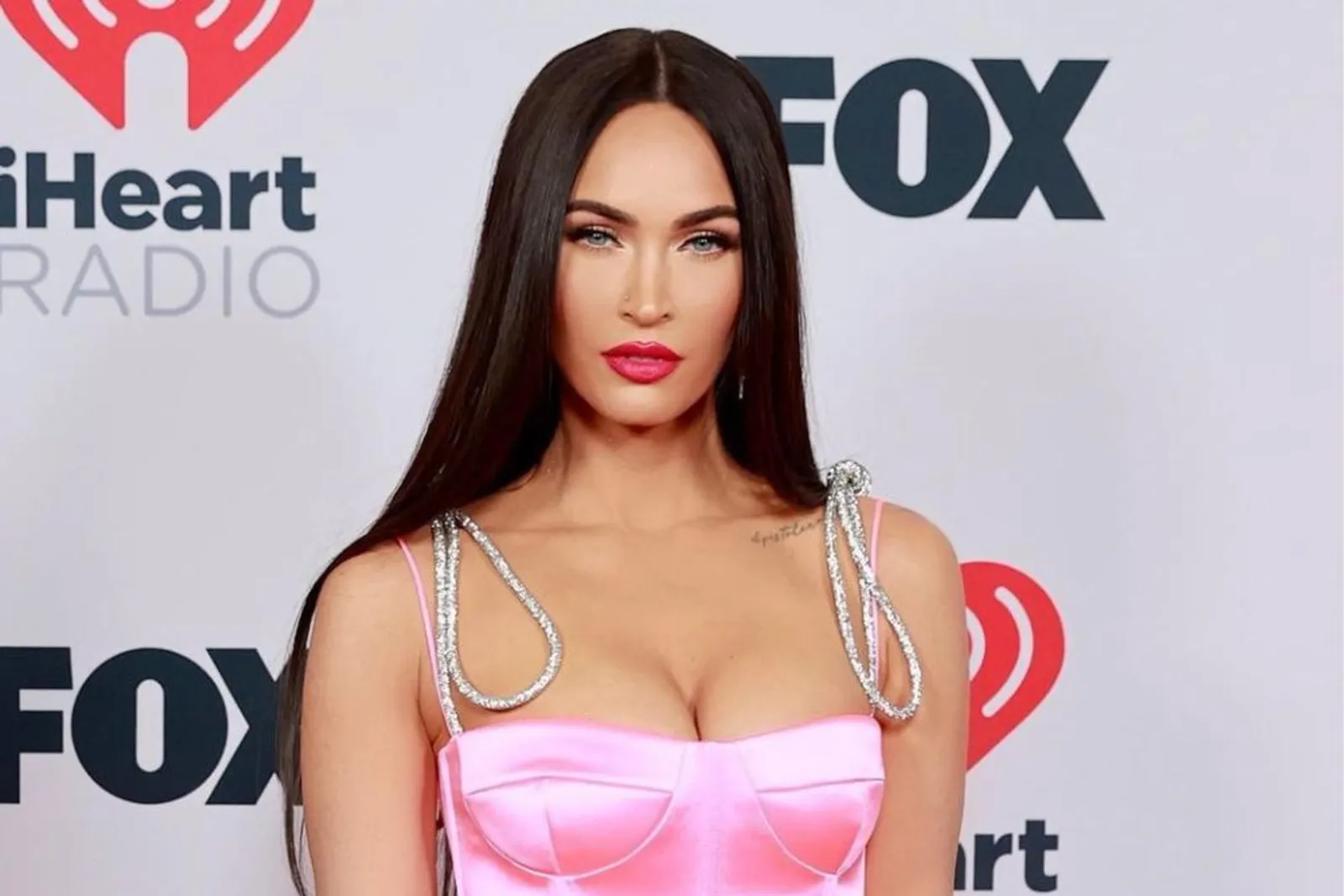 Deretan Riasan Glamor Megan Fox, Bentuk Bibir Curi Perhatian