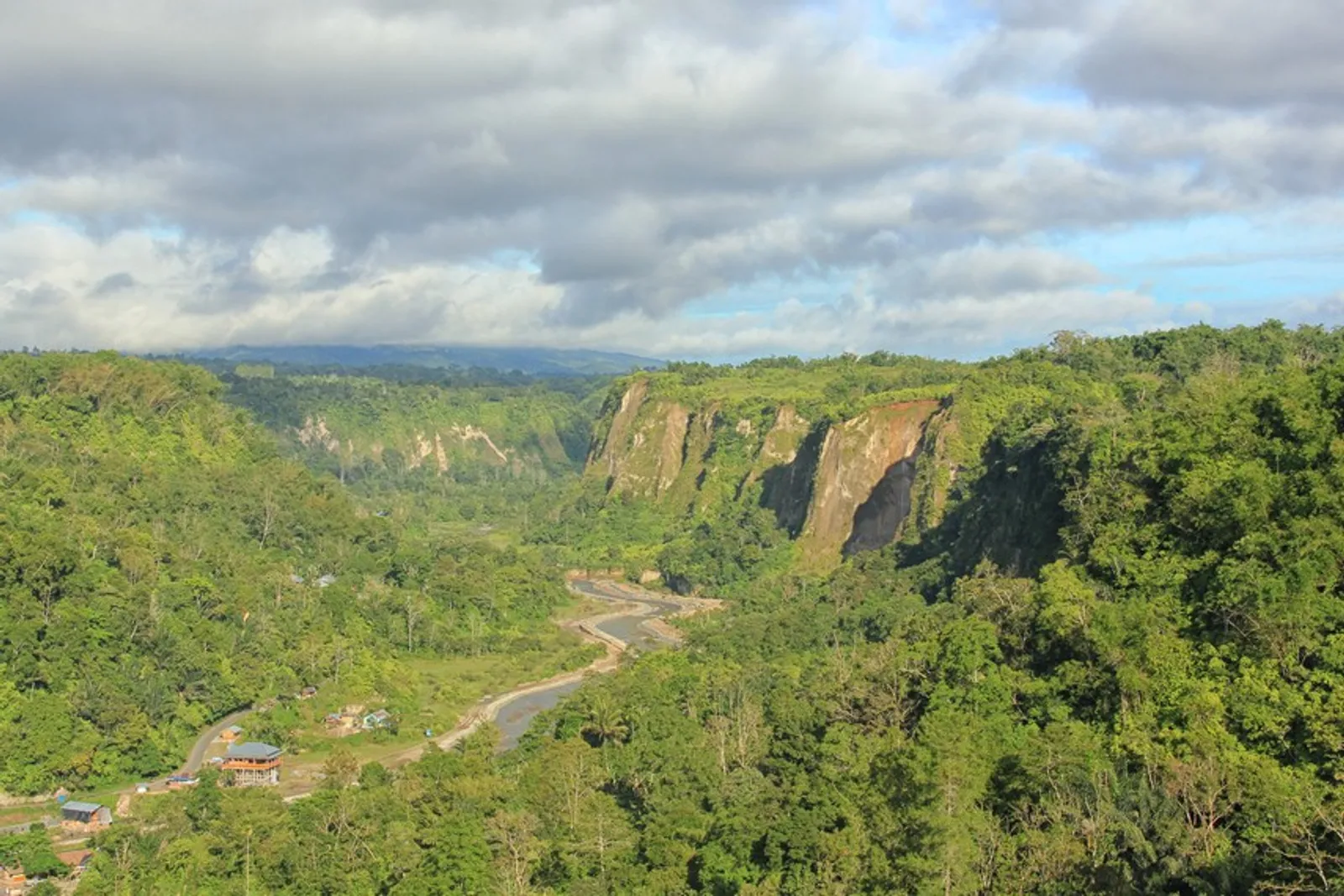 7 Lembah Tercantik di Indonesia untuk Wisata Alam