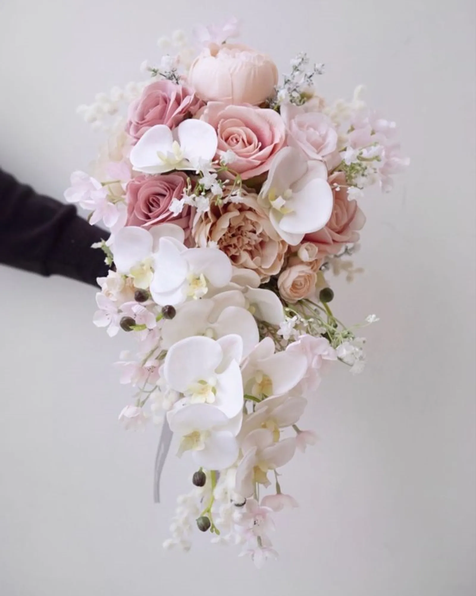 9 Ide Hand Bouquet Wedding yang Estetik dan Elegan