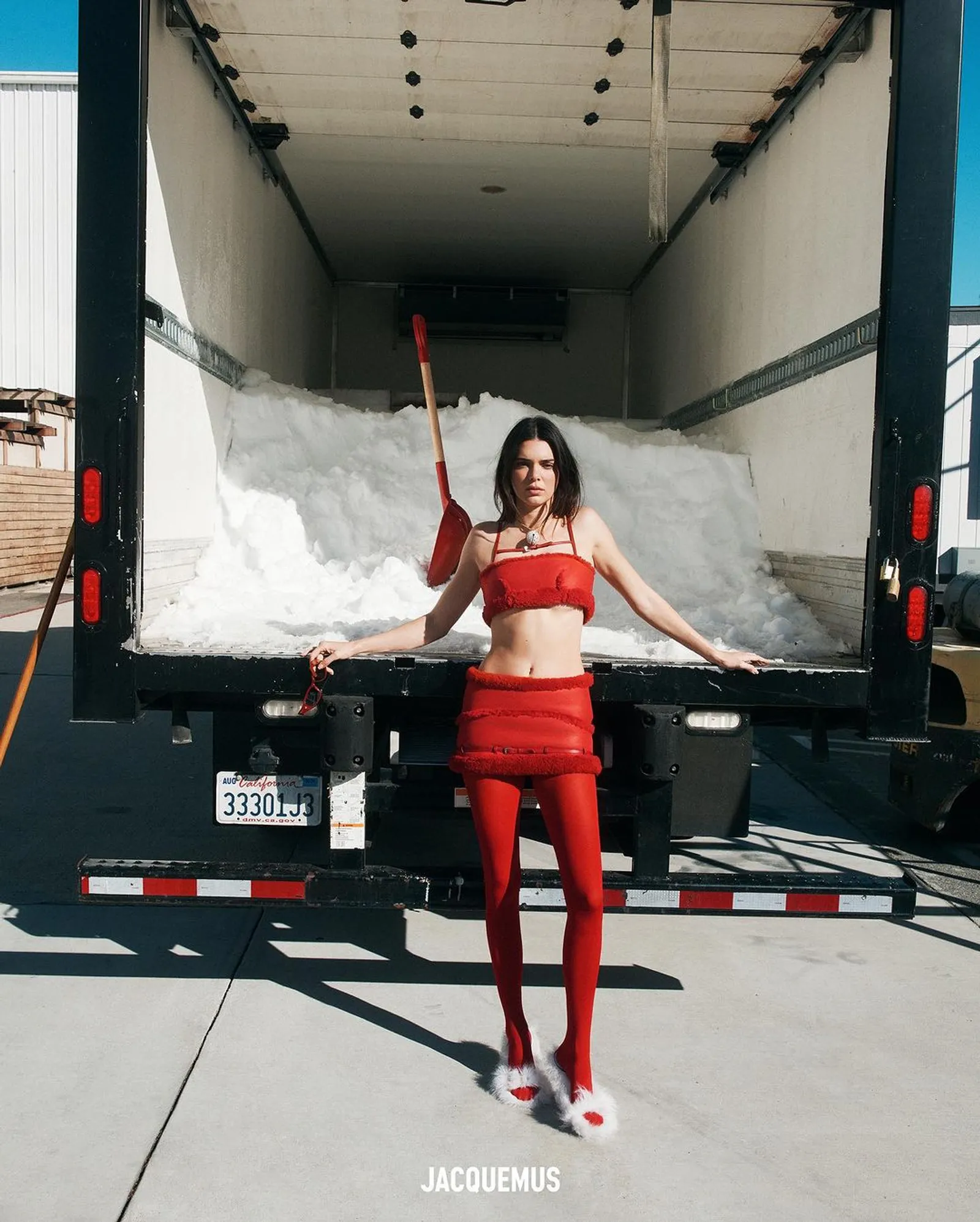 Gaya Kendall Jenner Jadi Wajah Holiday Campaign Jacquemus Terbaru