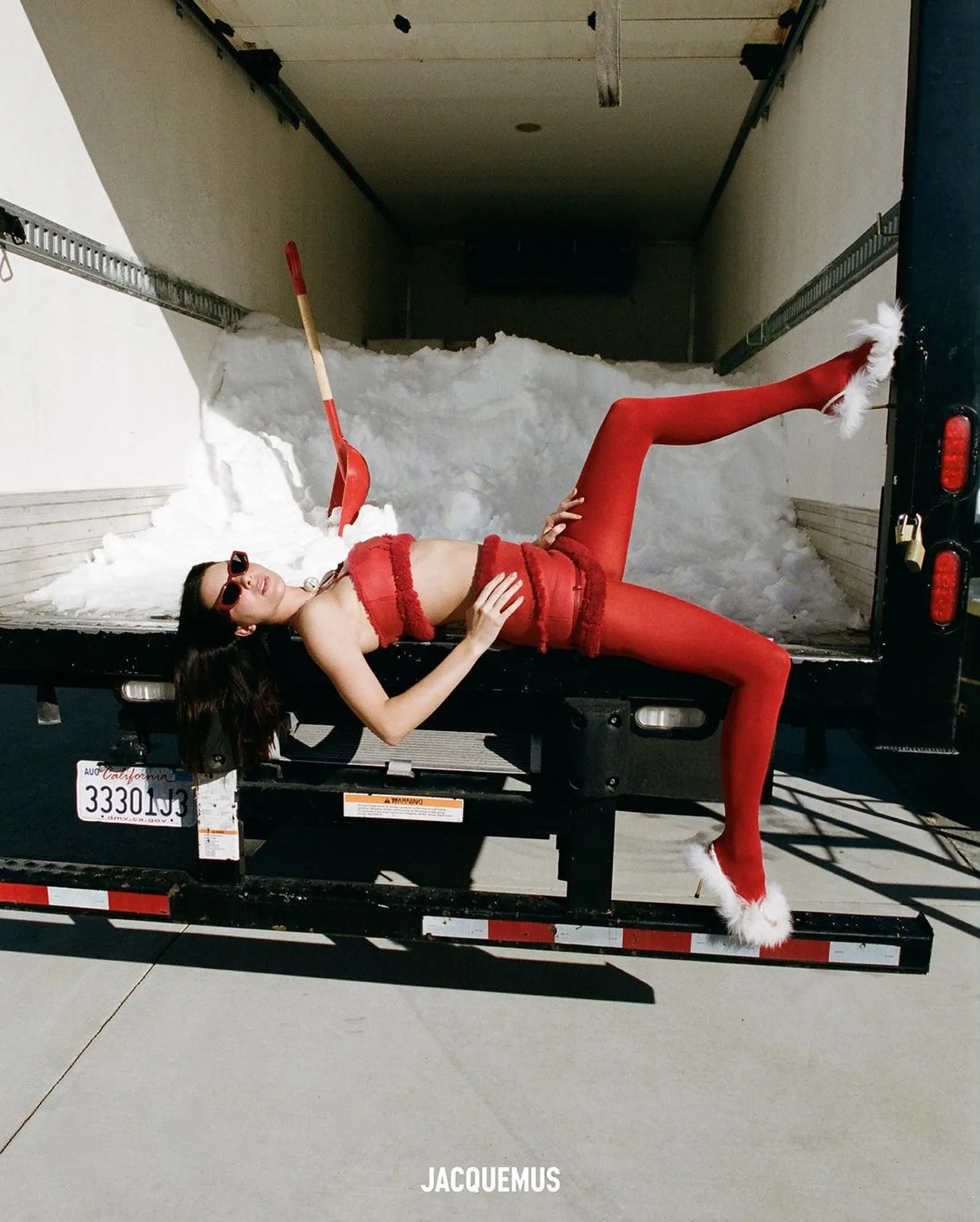 Gaya Kendall Jenner Jadi Wajah Holiday Campaign Jacquemus Terbaru