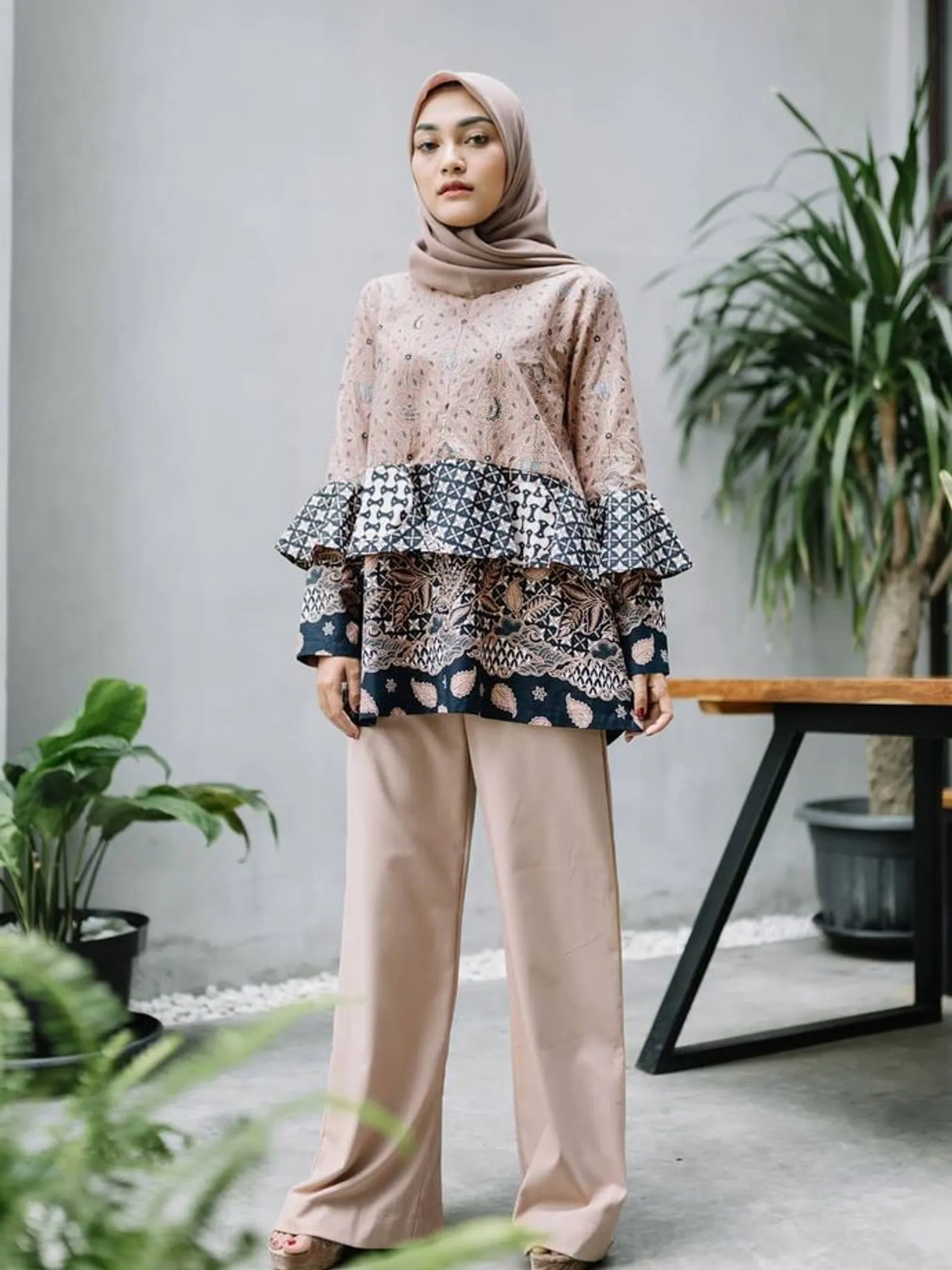 10 Model Blouse Batik Perempuan Terbaru yang Elegan dan Stylish