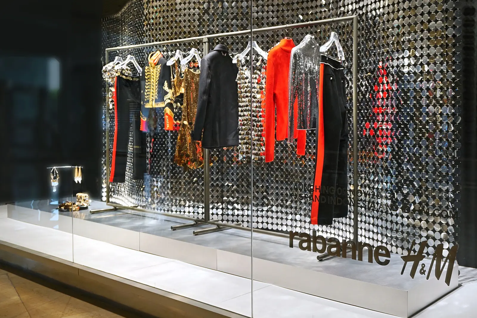 Resmi Rilis! Koleksi Rabanne x H&M Sudah Tersedia di Grand Indonesia