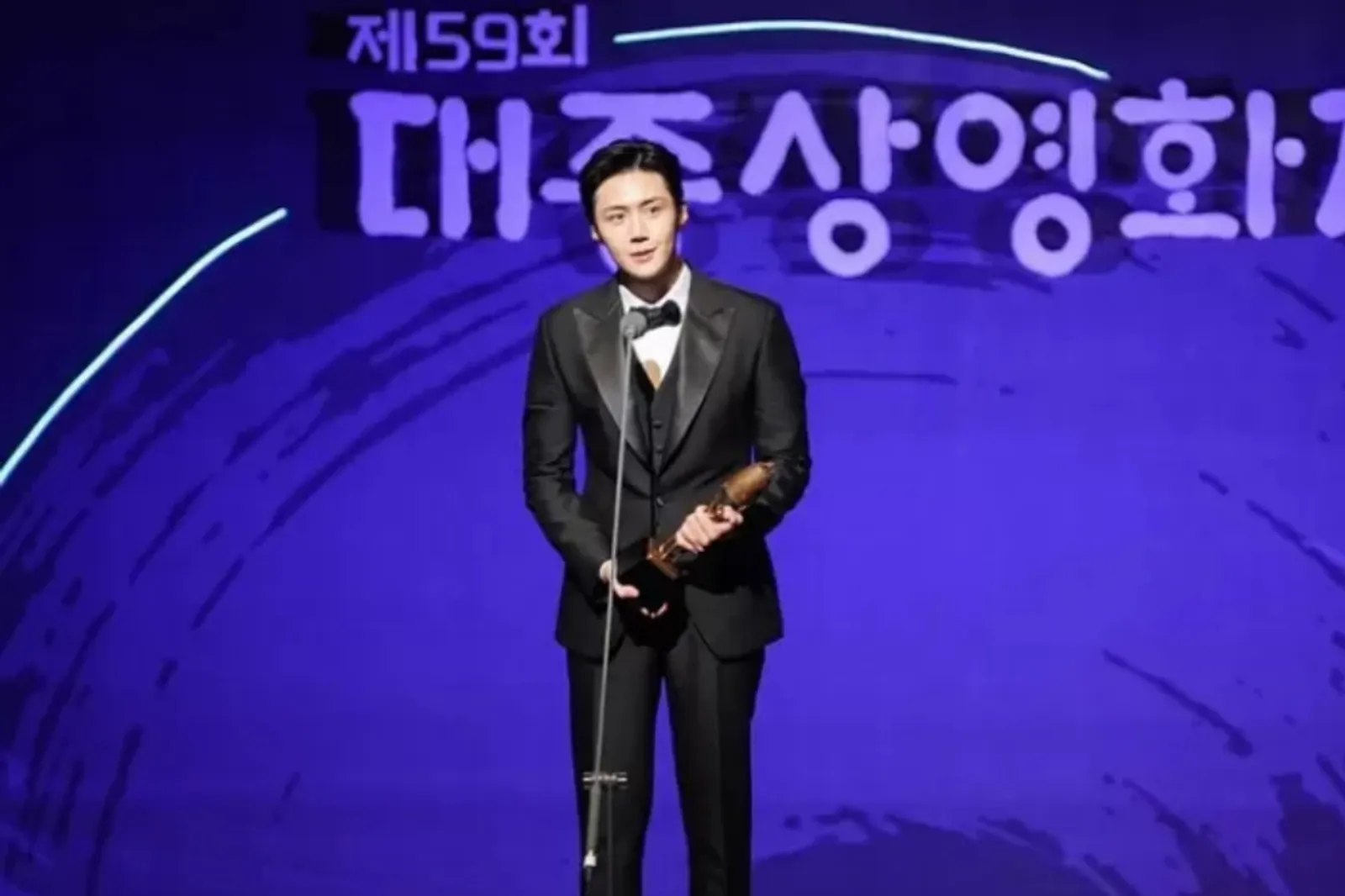 Pemenang Grand Bell Awards 2023, Kim Seon Ho Sabet Best New Actor