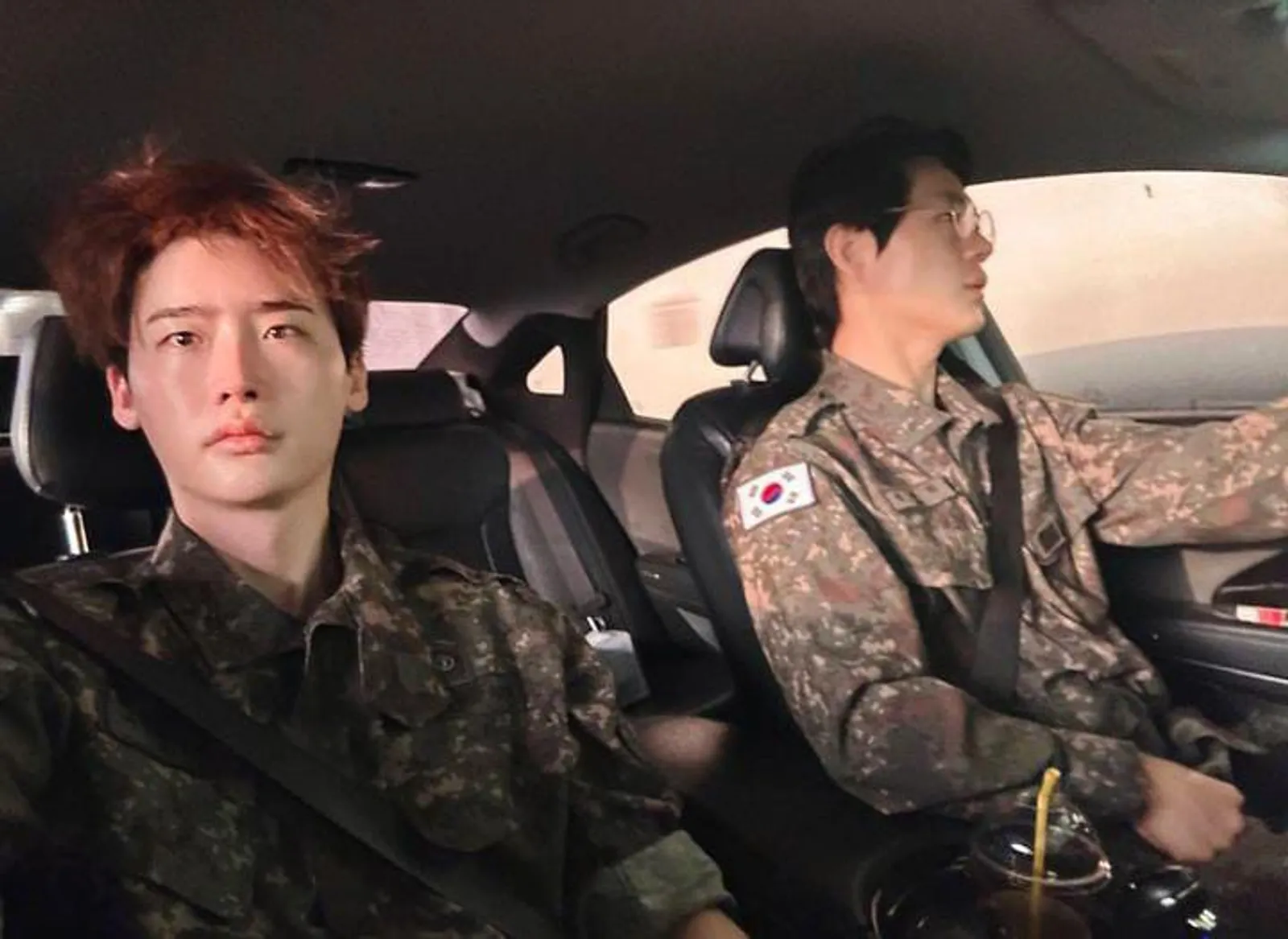 Potret Lee Jong Suk & Shin Jae Ha Kembali Wajib Militer