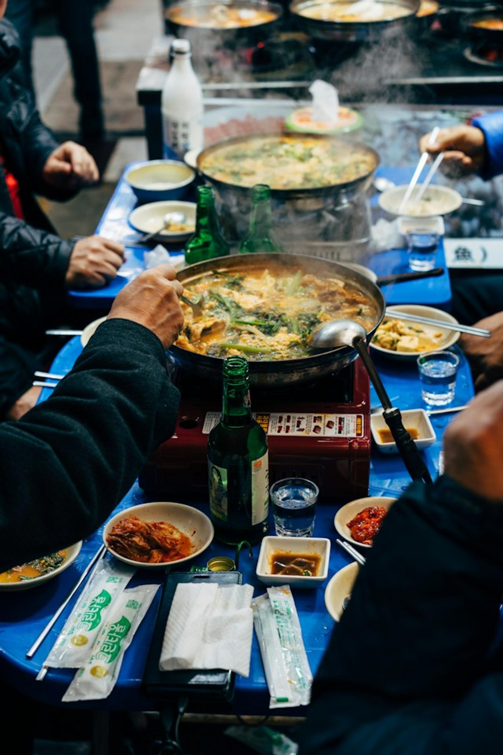 Meneguk Sejarah & Budaya Korea Lewat Minuman Spirit Terfavorit