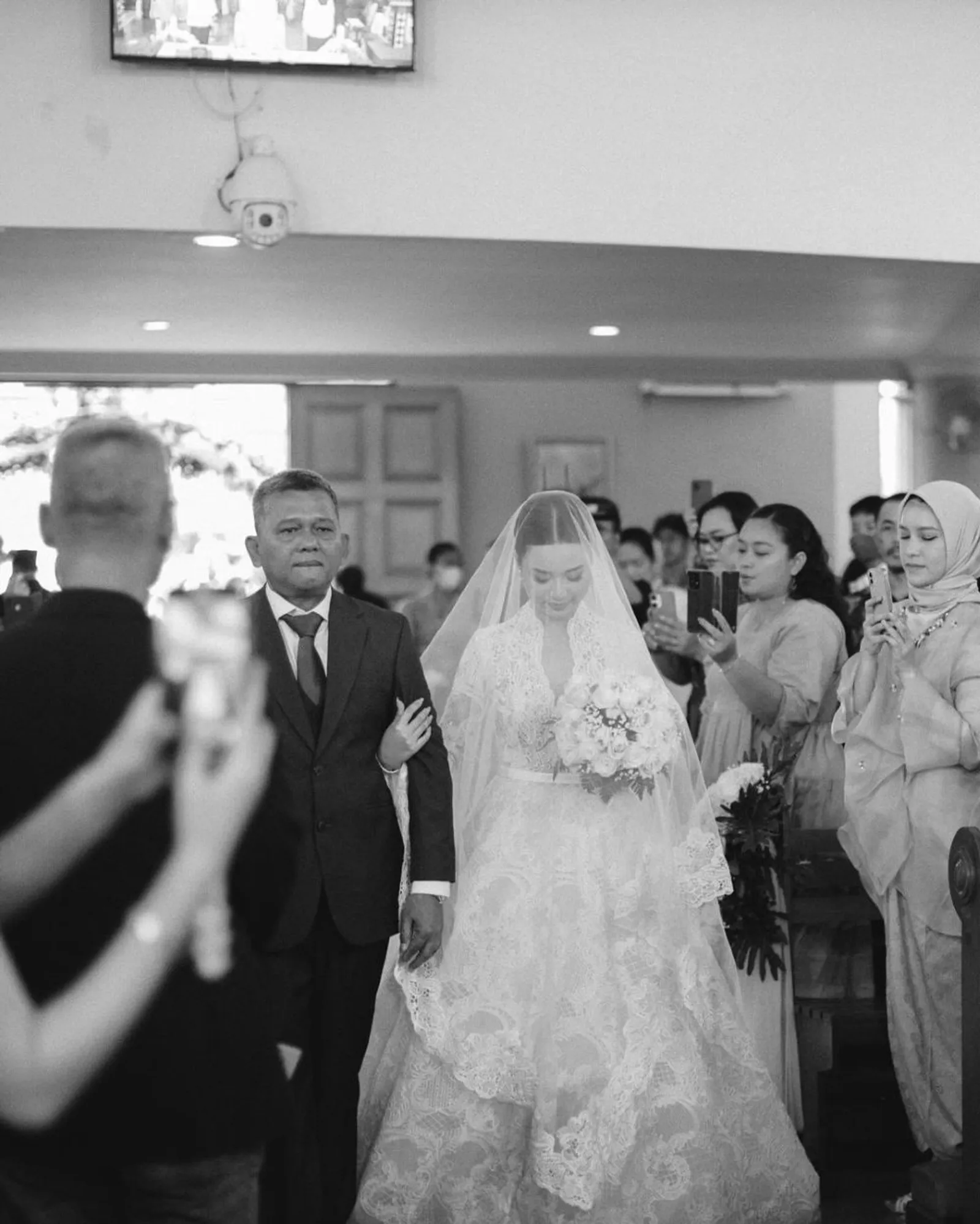 Sah! 9 Momen Pemberkatan Nikah Anggi Marito dan Kenji Ganessha