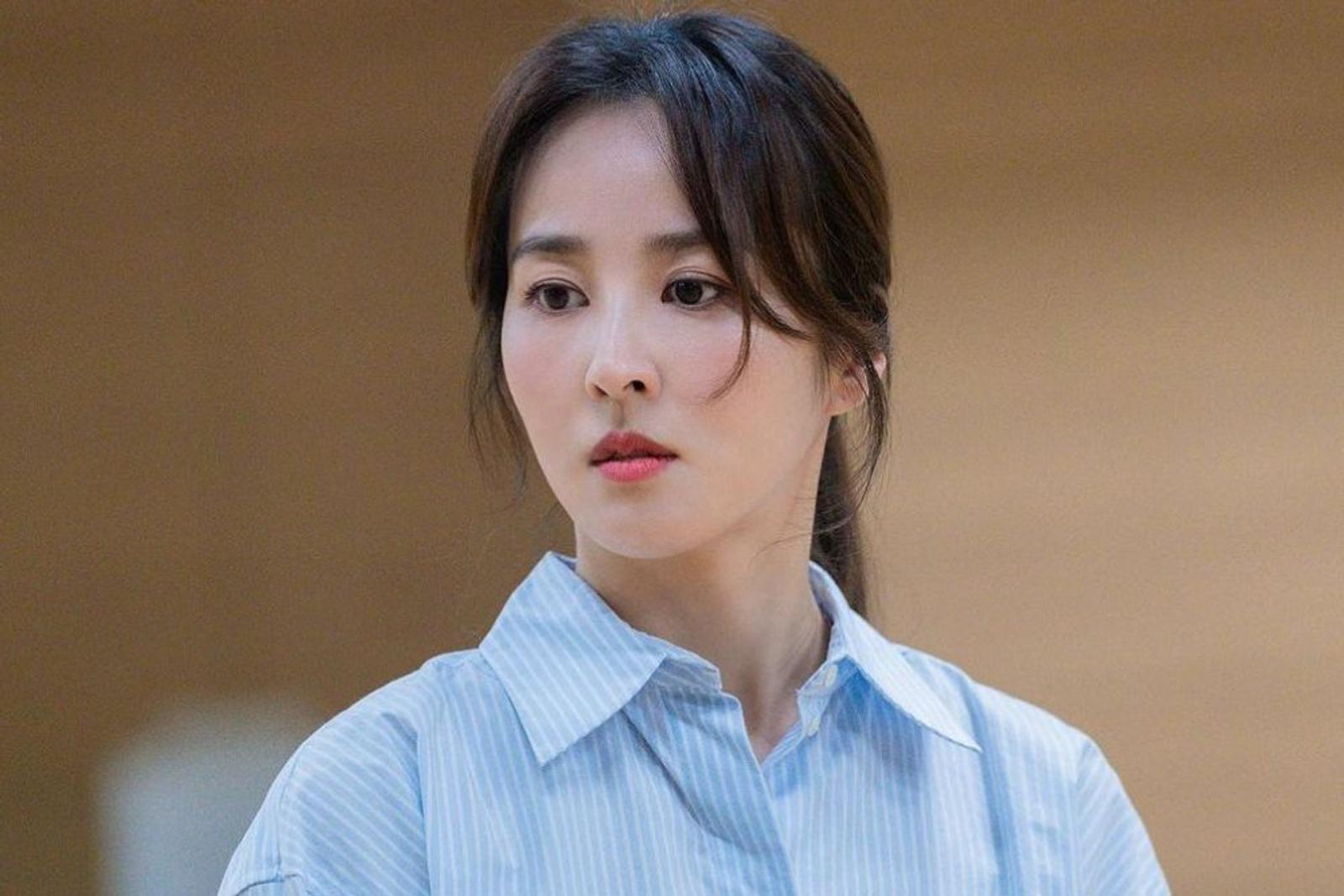 Pesona Han Hye Jin, Buktikan Awet Muda di Usia 42 Tahun 
