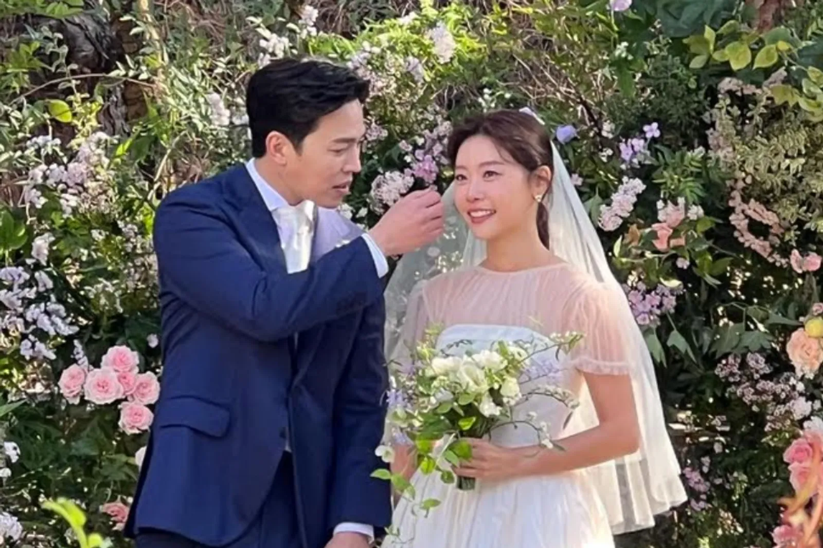 Garden Party, Ini 9 Potret Pernikahan Sojin 'Girl's Day' & Lee Dong Ha