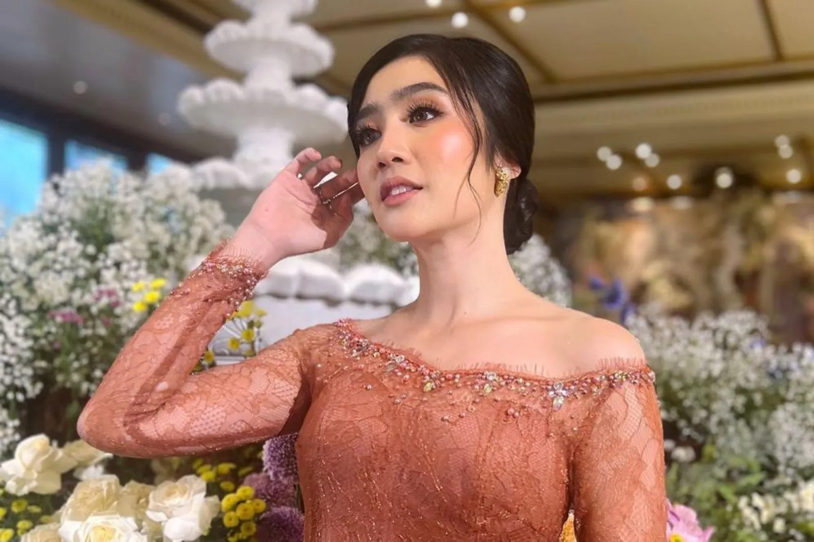 Kenakan Kebaya, Intip Inspirasi Riasan Artis Saat Jadi Bridesmaid