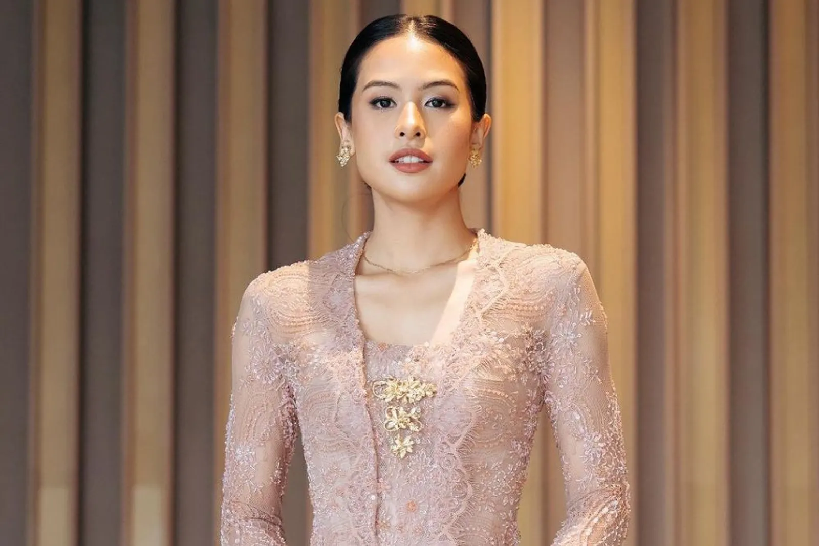 Kenakan Kebaya, Intip Inspirasi Riasan Artis Saat Jadi Bridesmaid