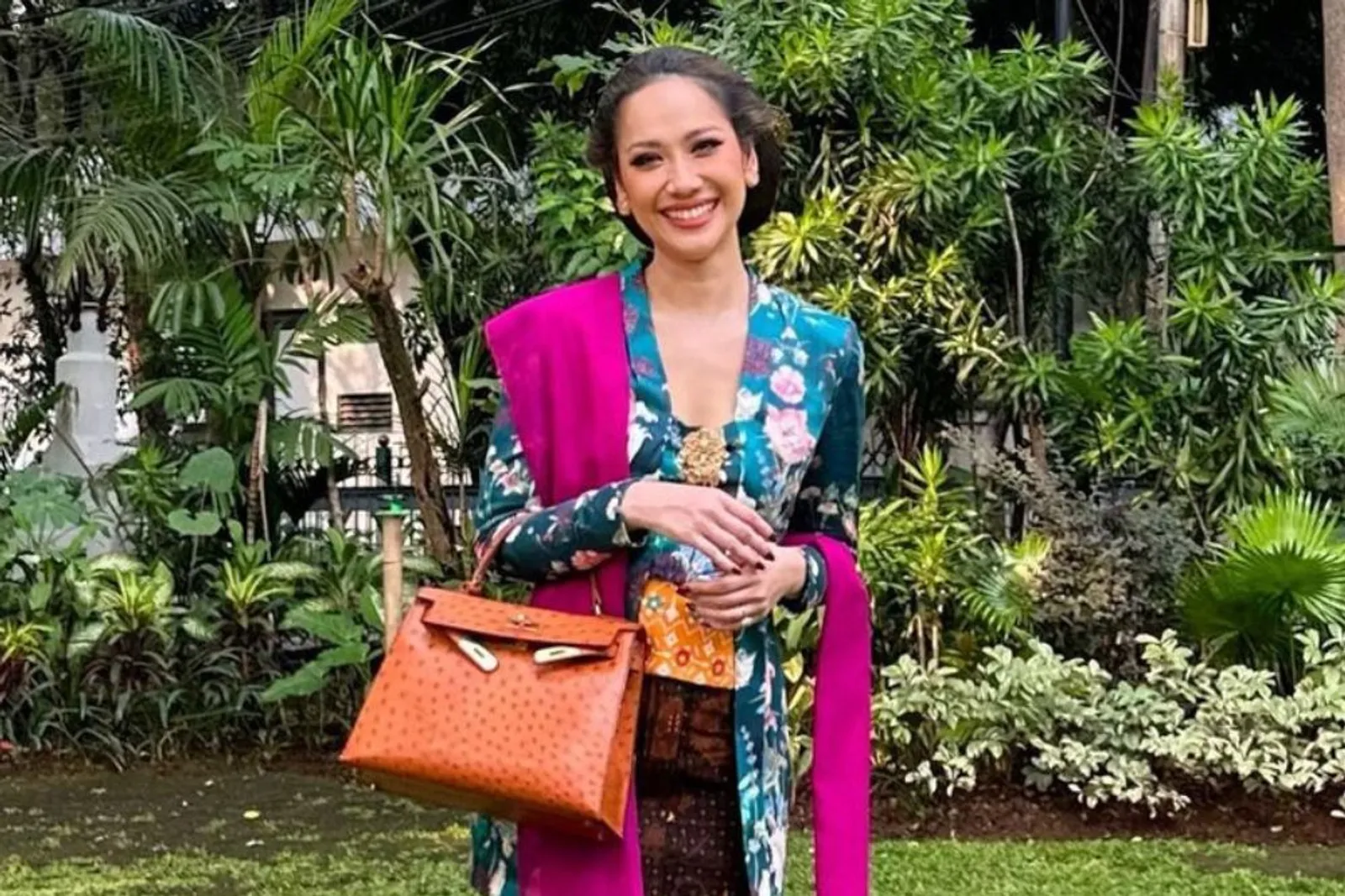 Kenakan Kebaya, Intip Inspirasi Riasan Artis Saat Jadi Bridesmaid