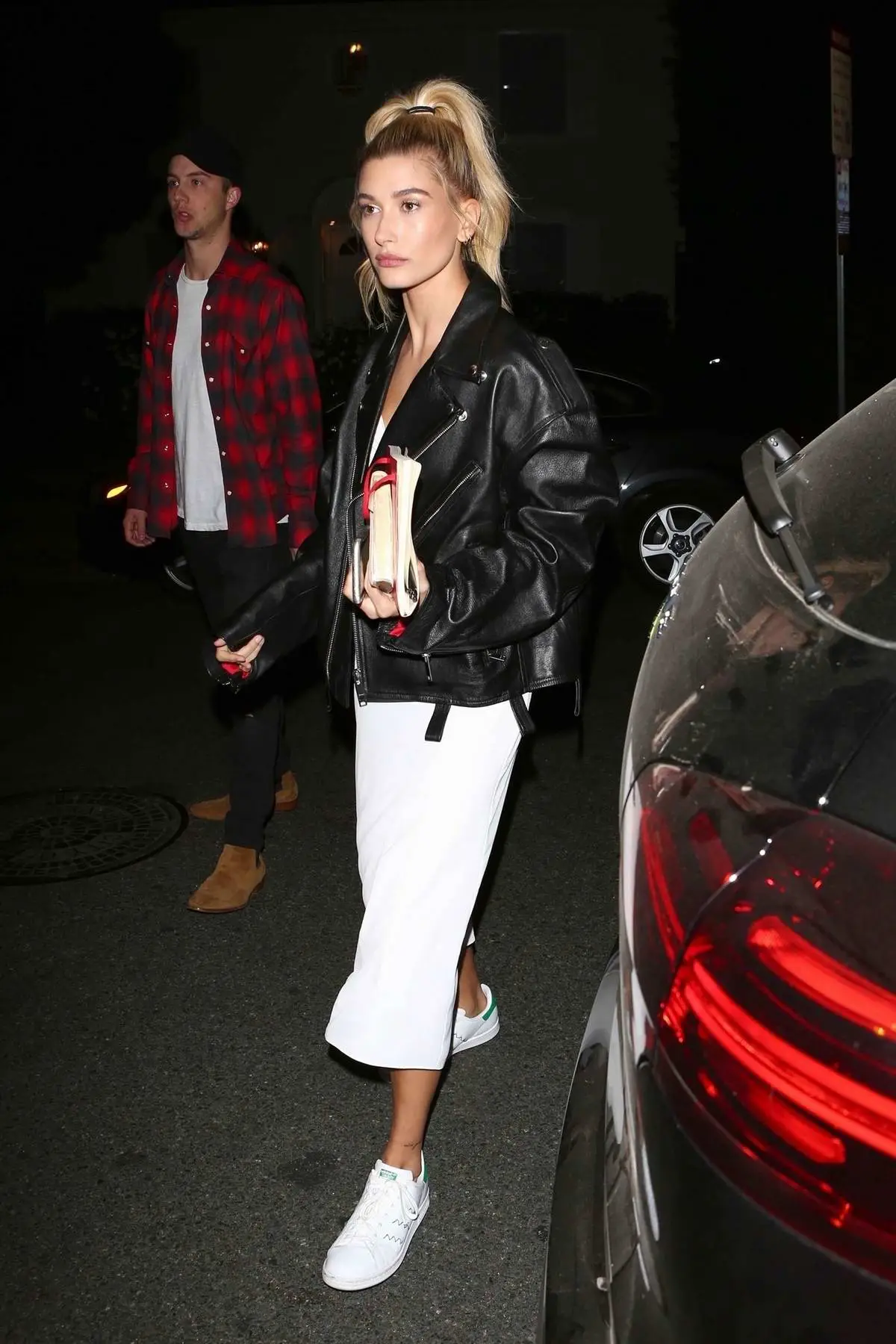 7 Inspirasi OOTD Kasual dengan Jaket Kulit a La Hailey Bieber