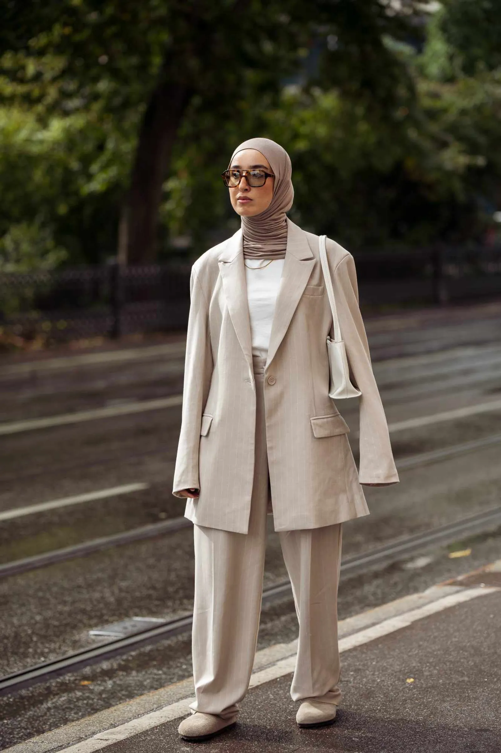 Inspirasi Padu-padan Street Style Hijab Pakai Blazer