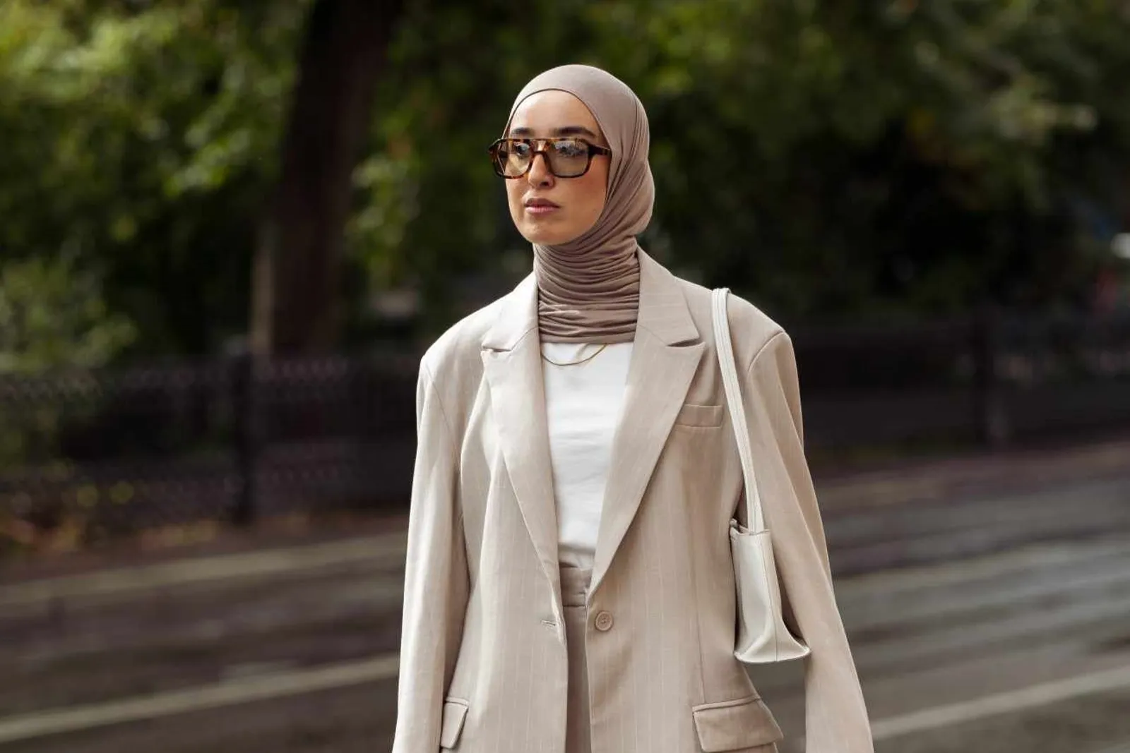 Inspirasi Padu-padan Street Style Hijab Pakai Blazer