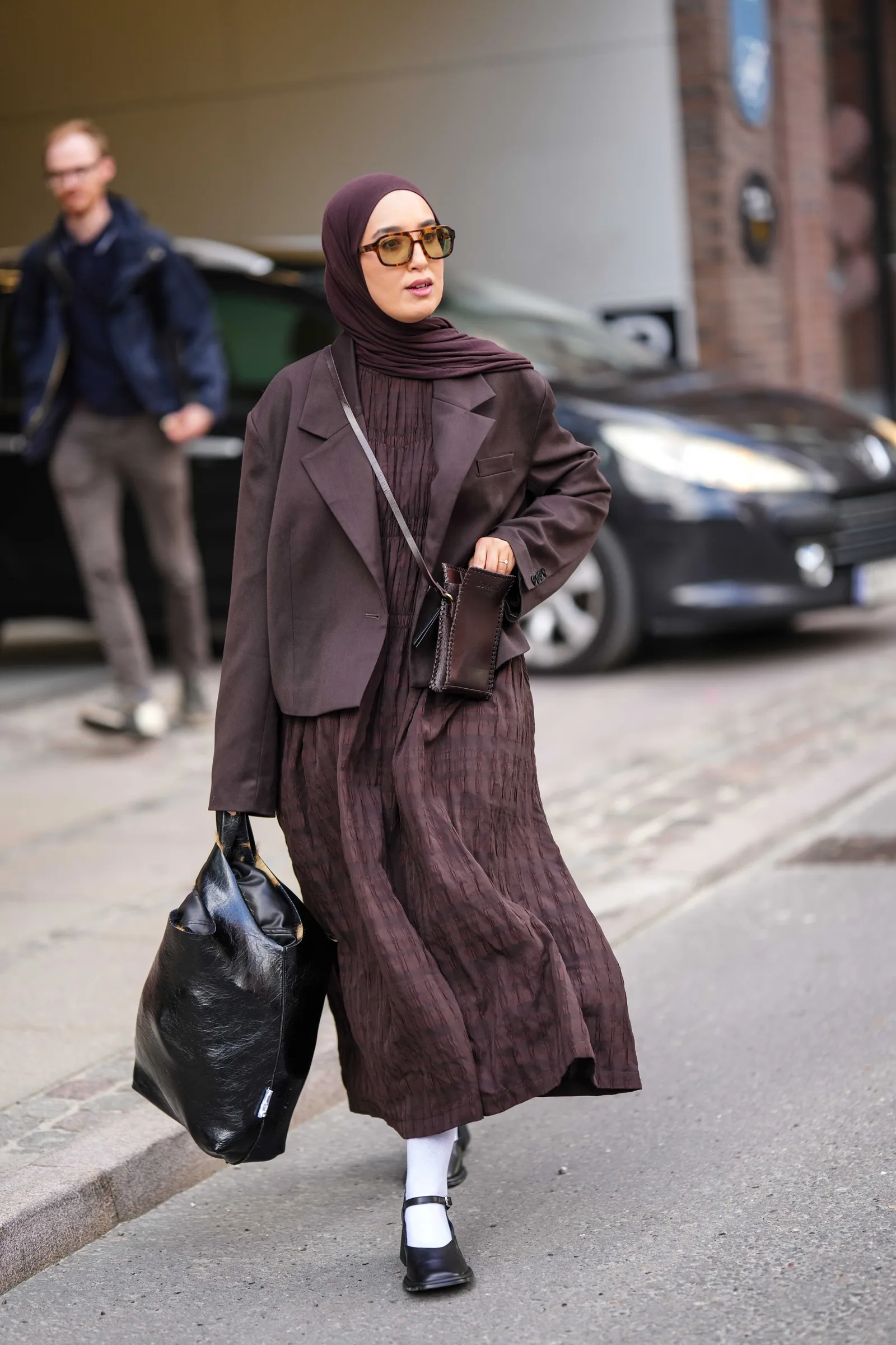 Inspirasi Padu-padan Street Style Hijab Pakai Blazer