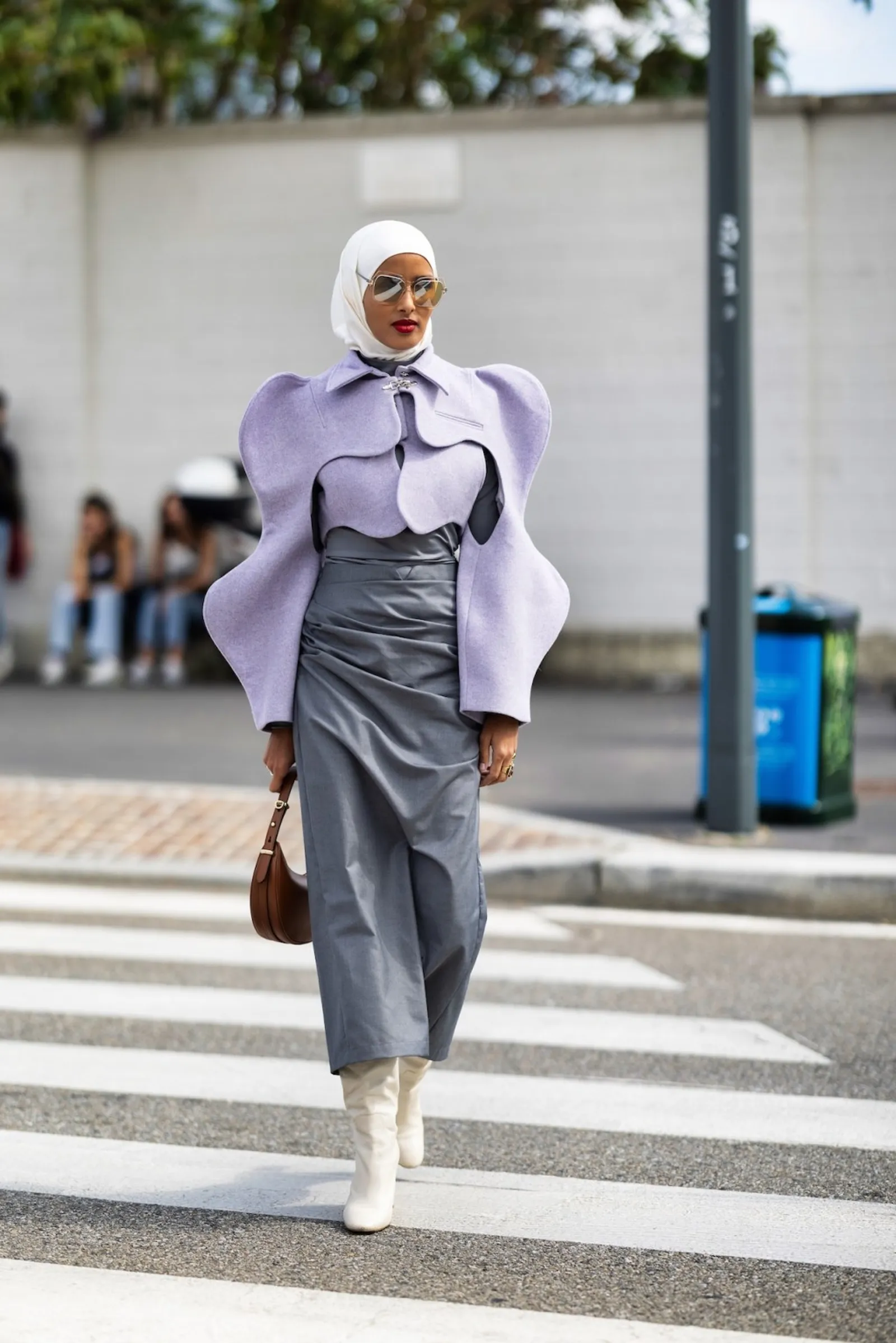 Inspirasi Padu-padan Street Style Hijab Pakai Blazer