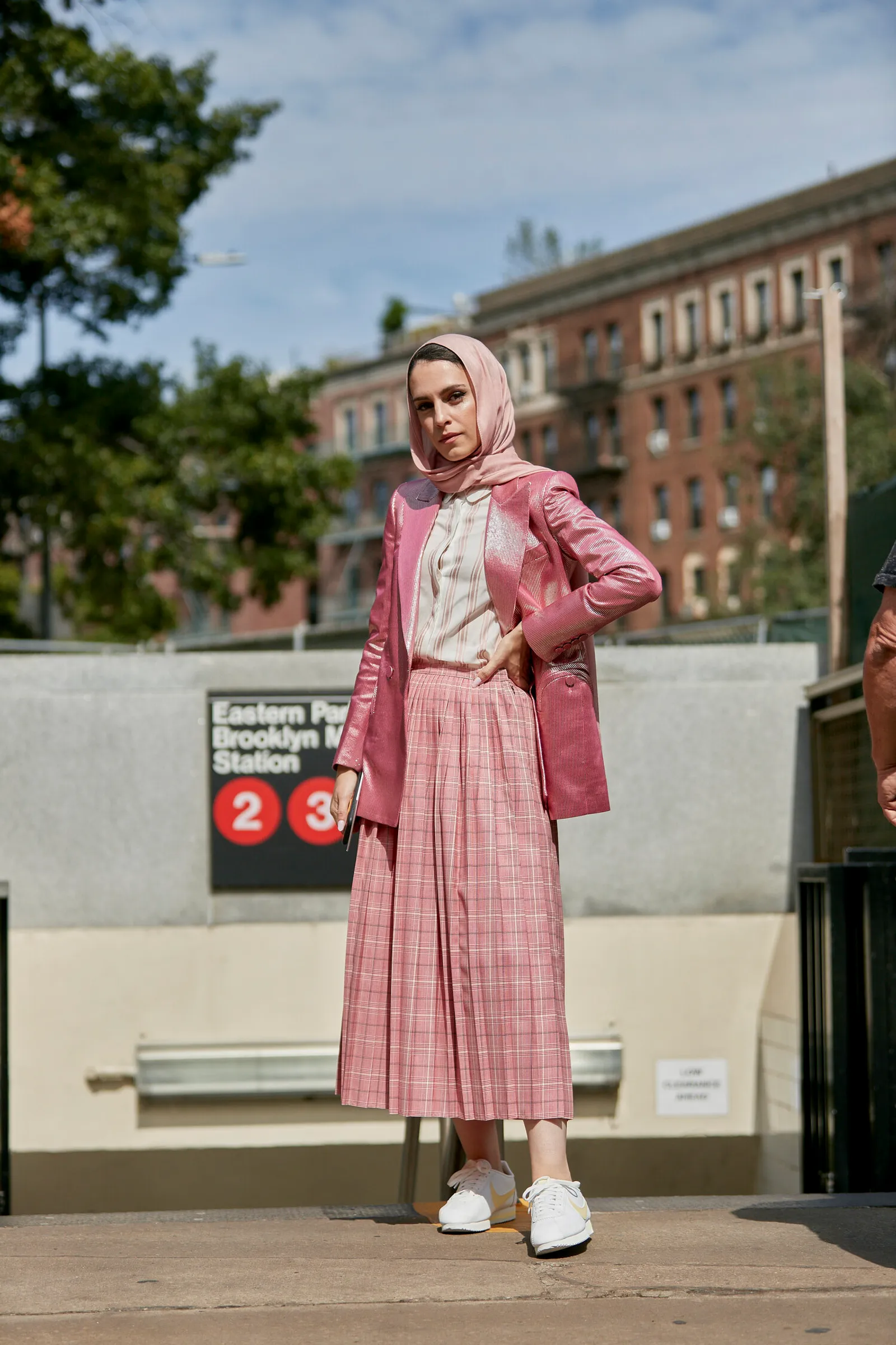 Inspirasi Padu-padan Street Style Hijab Pakai Blazer