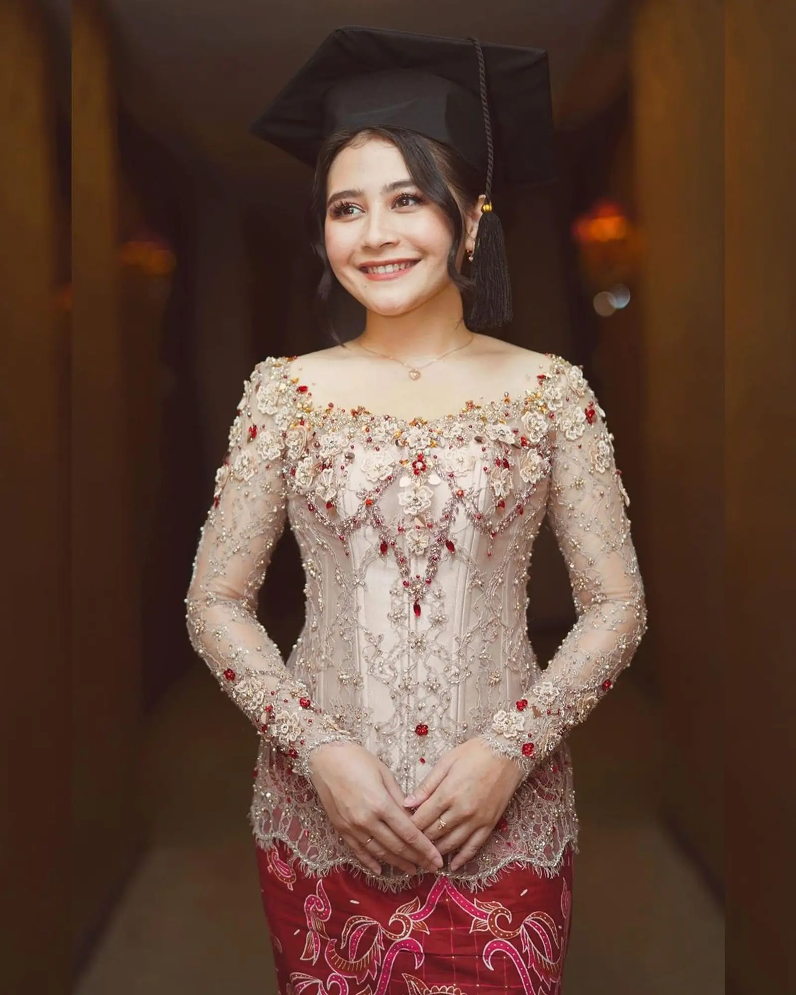 Inspirasi Kebaya Wisuda dengan Warna Nude