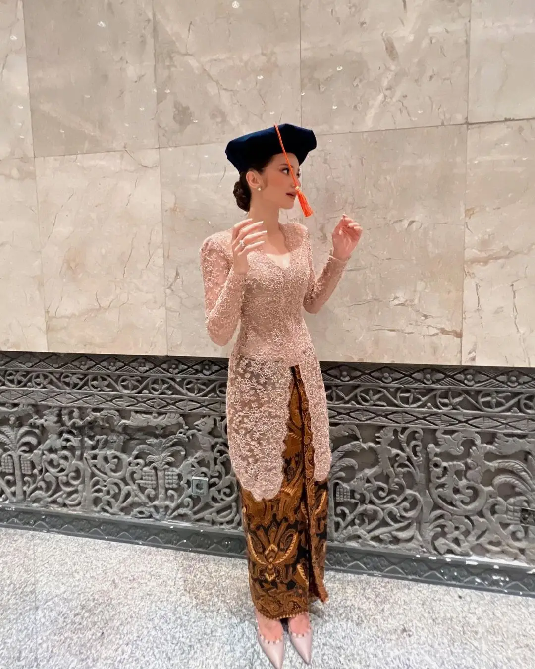 Inspirasi Kebaya Wisuda dengan Warna Nude