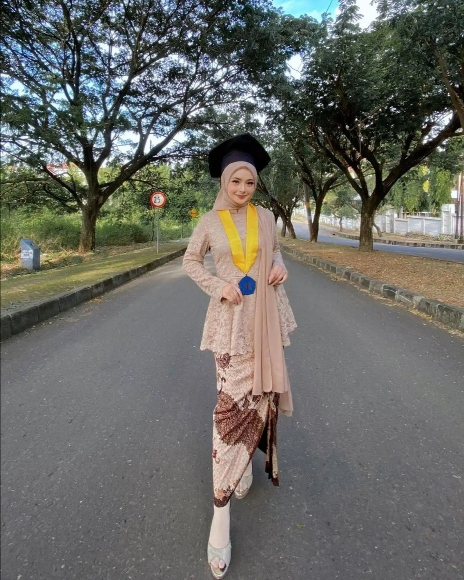 Inspirasi Kebaya Wisuda dengan Warna Nude