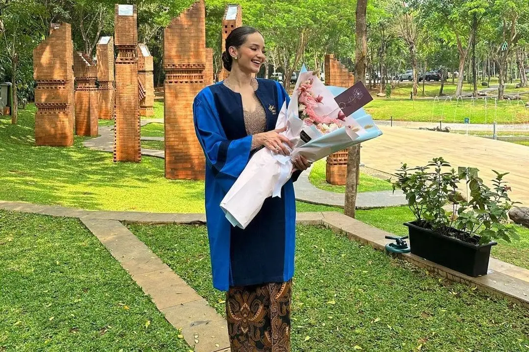 Inspirasi Kebaya Wisuda dengan Warna Nude