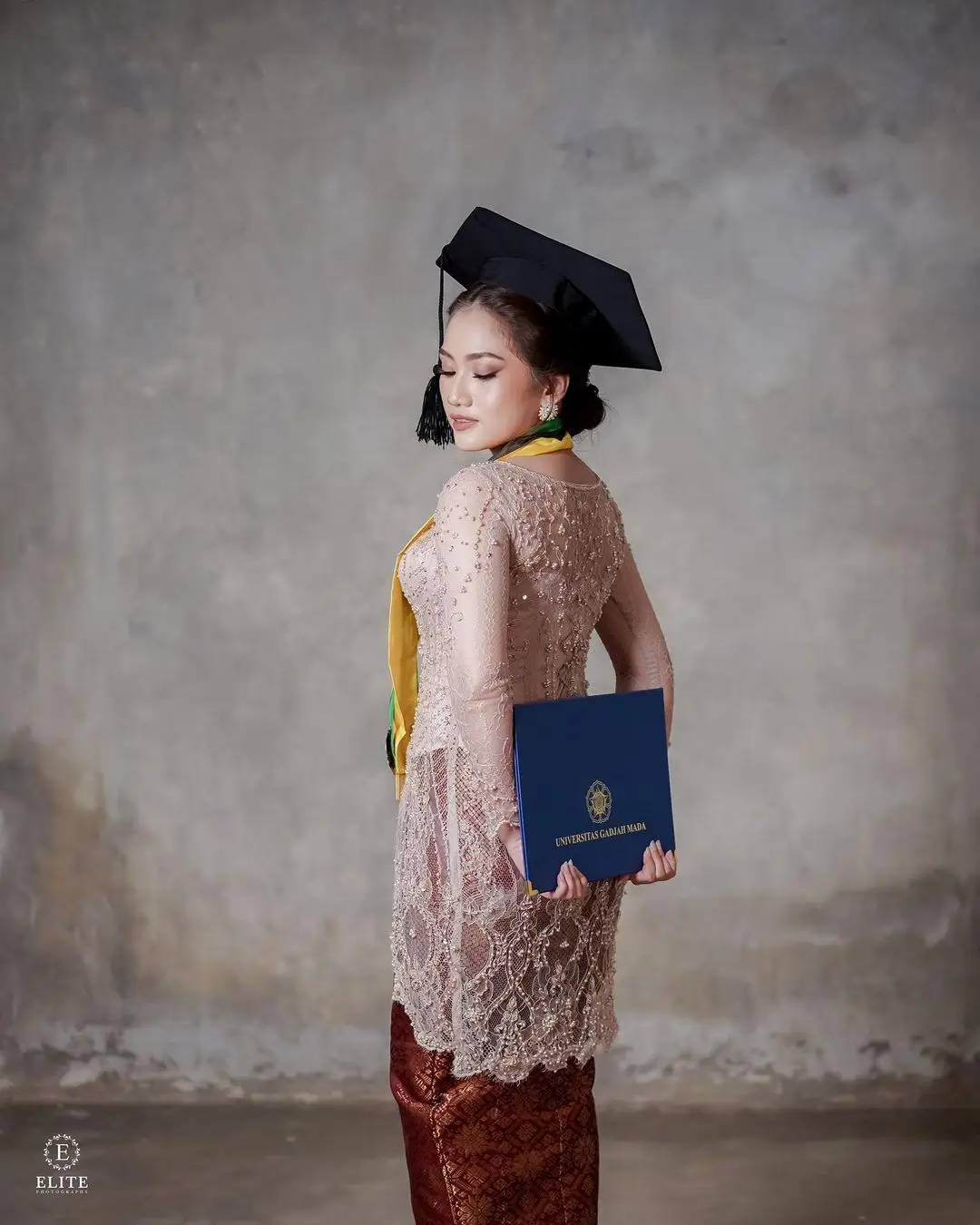 Inspirasi Kebaya Wisuda dengan Warna Nude