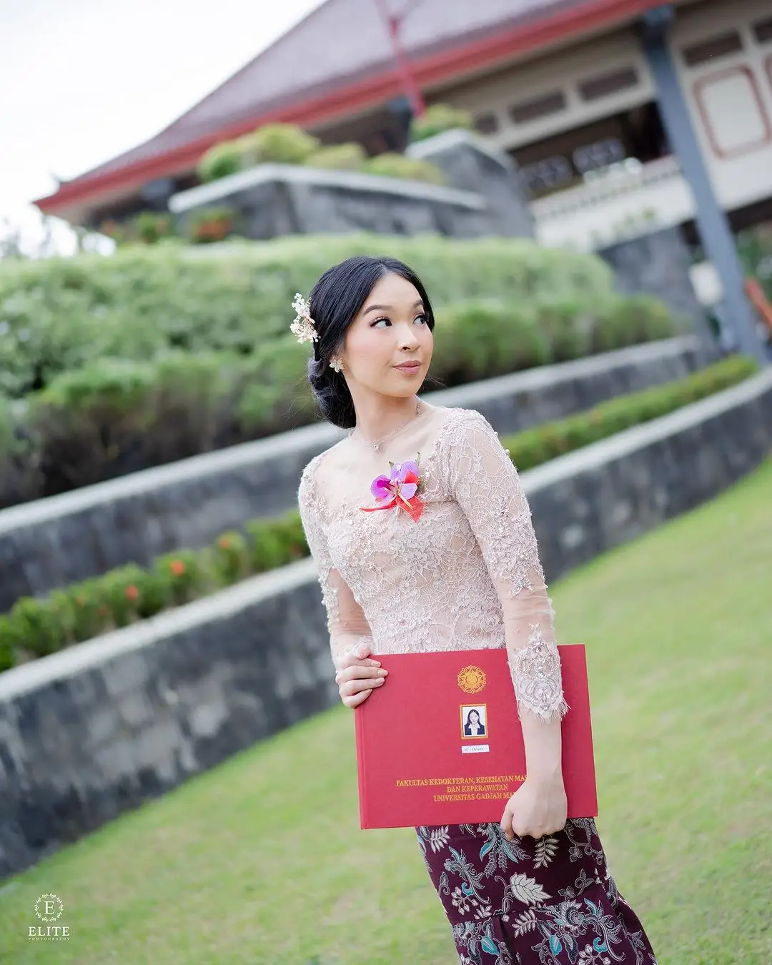 Inspirasi Kebaya Wisuda dengan Warna Nude