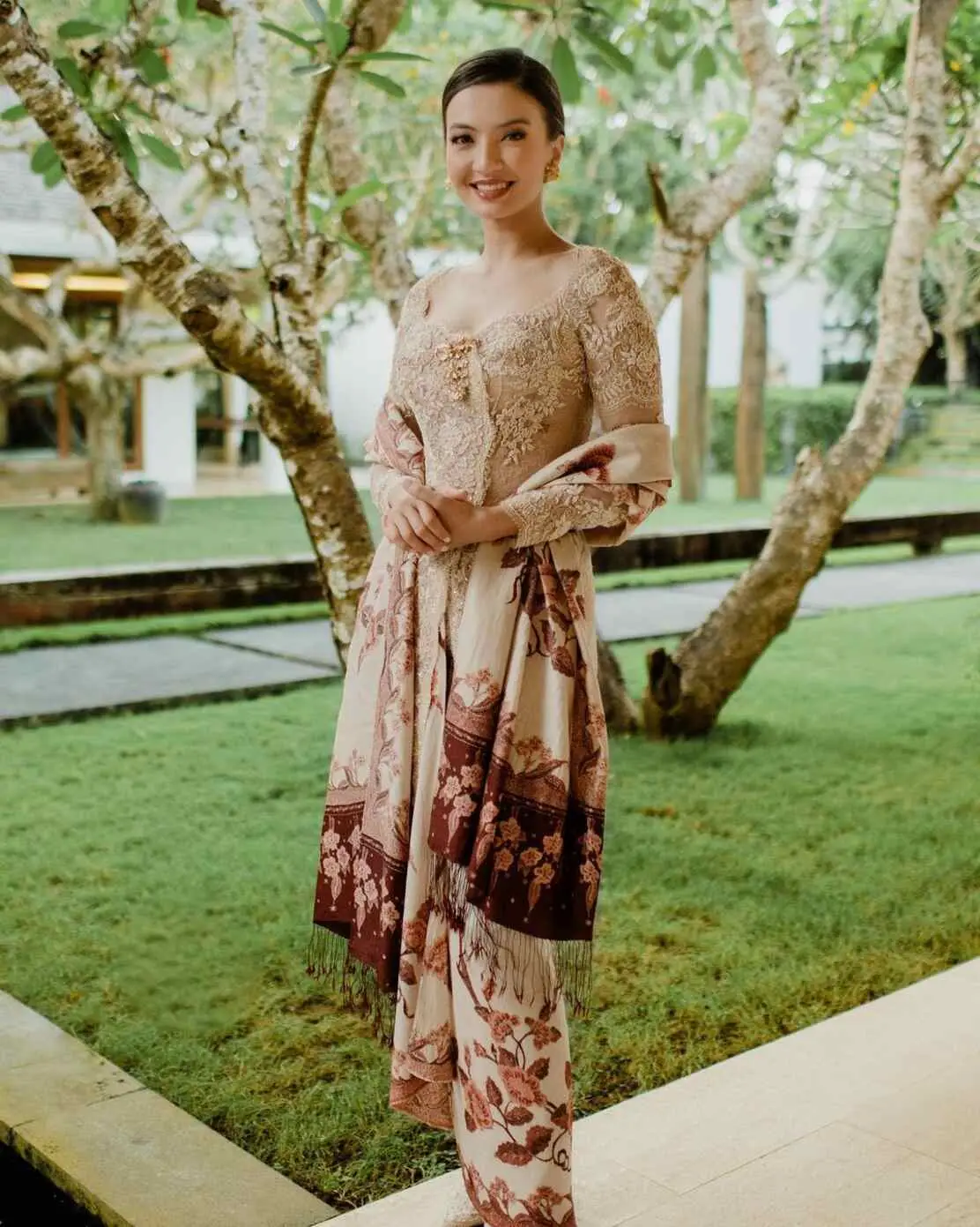 Rekomendasi Warna Kebaya Elegan a La Raline Shah