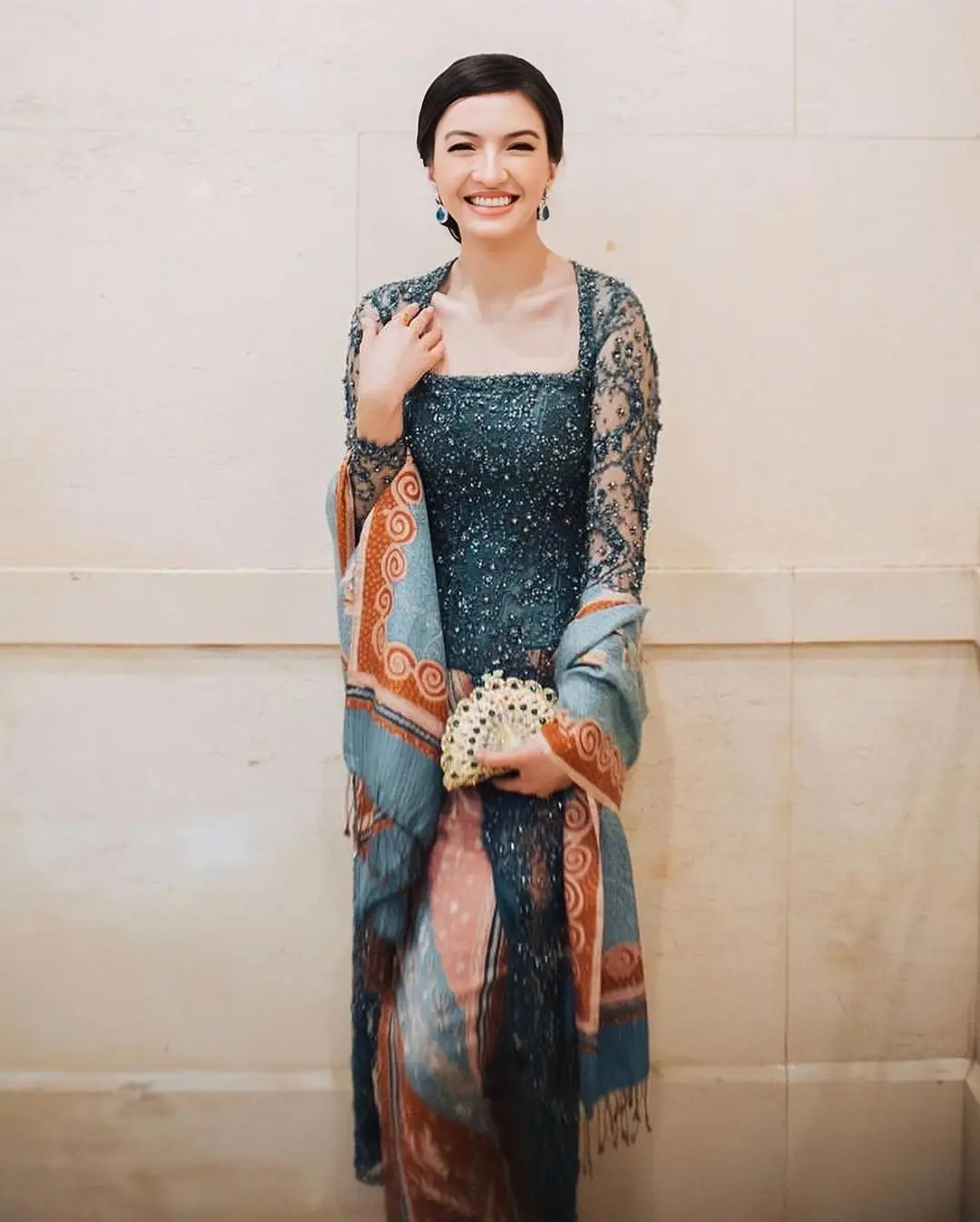 Rekomendasi Warna Kebaya Elegan a La Raline Shah