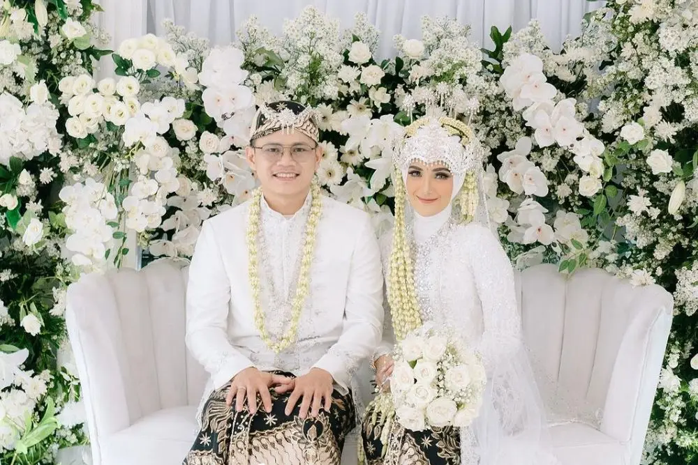 Syahdu! 8 Potret Pernikahan Nadya Mustika Rahayu dan Iqbal Rosadi