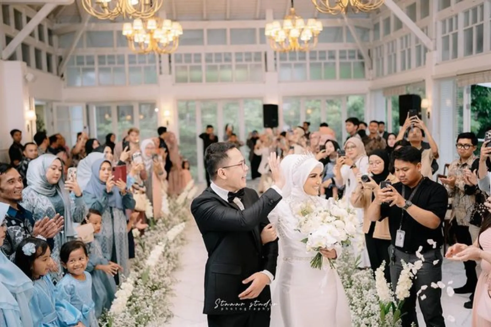 Syahdu! 8 Potret Pernikahan Nadya Mustika Rahayu dan Iqbal Rosadi