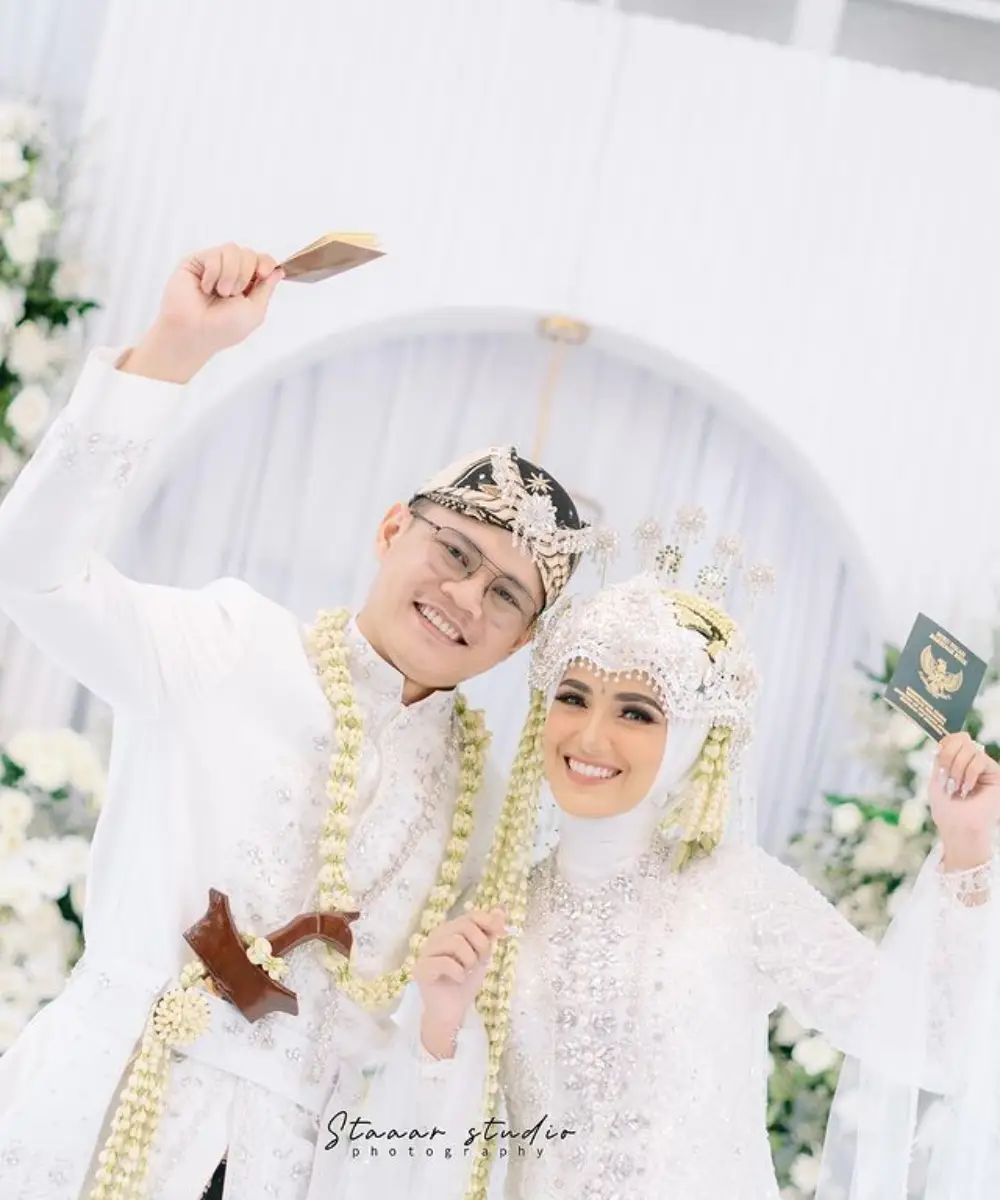 Syahdu! 8 Potret Pernikahan Nadya Mustika Rahayu dan Iqbal Rosadi