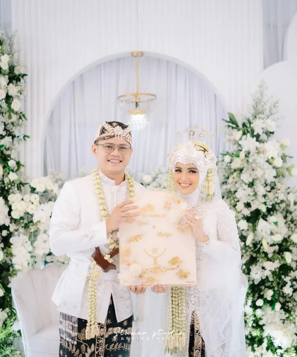 Syahdu! 8 Potret Pernikahan Nadya Mustika Rahayu dan Iqbal Rosadi