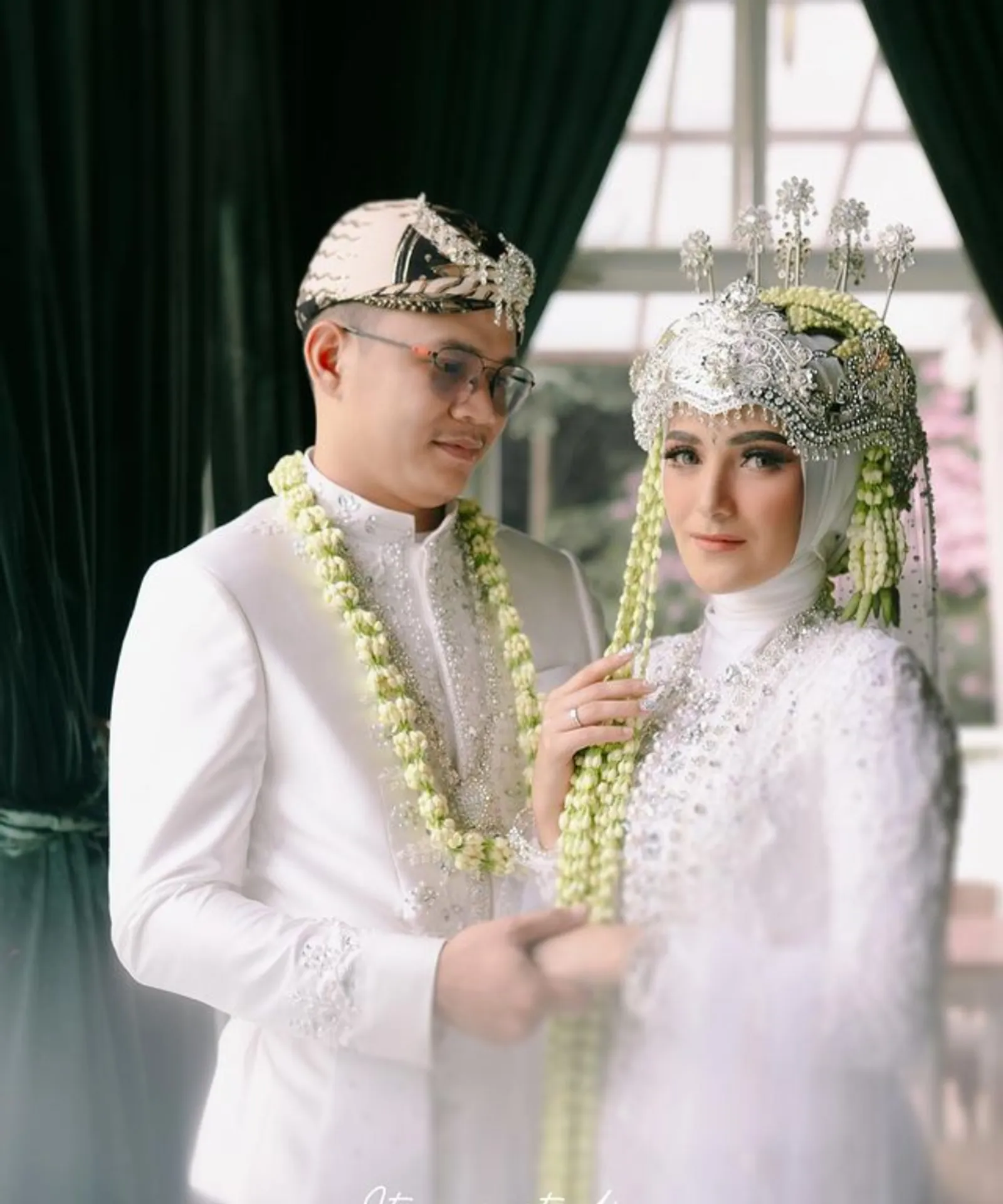 Syahdu! 8 Potret Pernikahan Nadya Mustika Rahayu dan Iqbal Rosadi