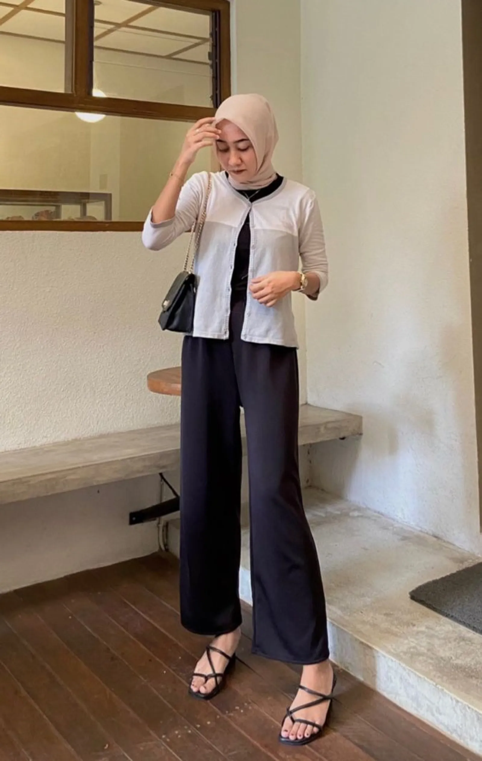 10 OOTD Baju Putih Celana Hitam Hijab, Manis dan Fashionable!
