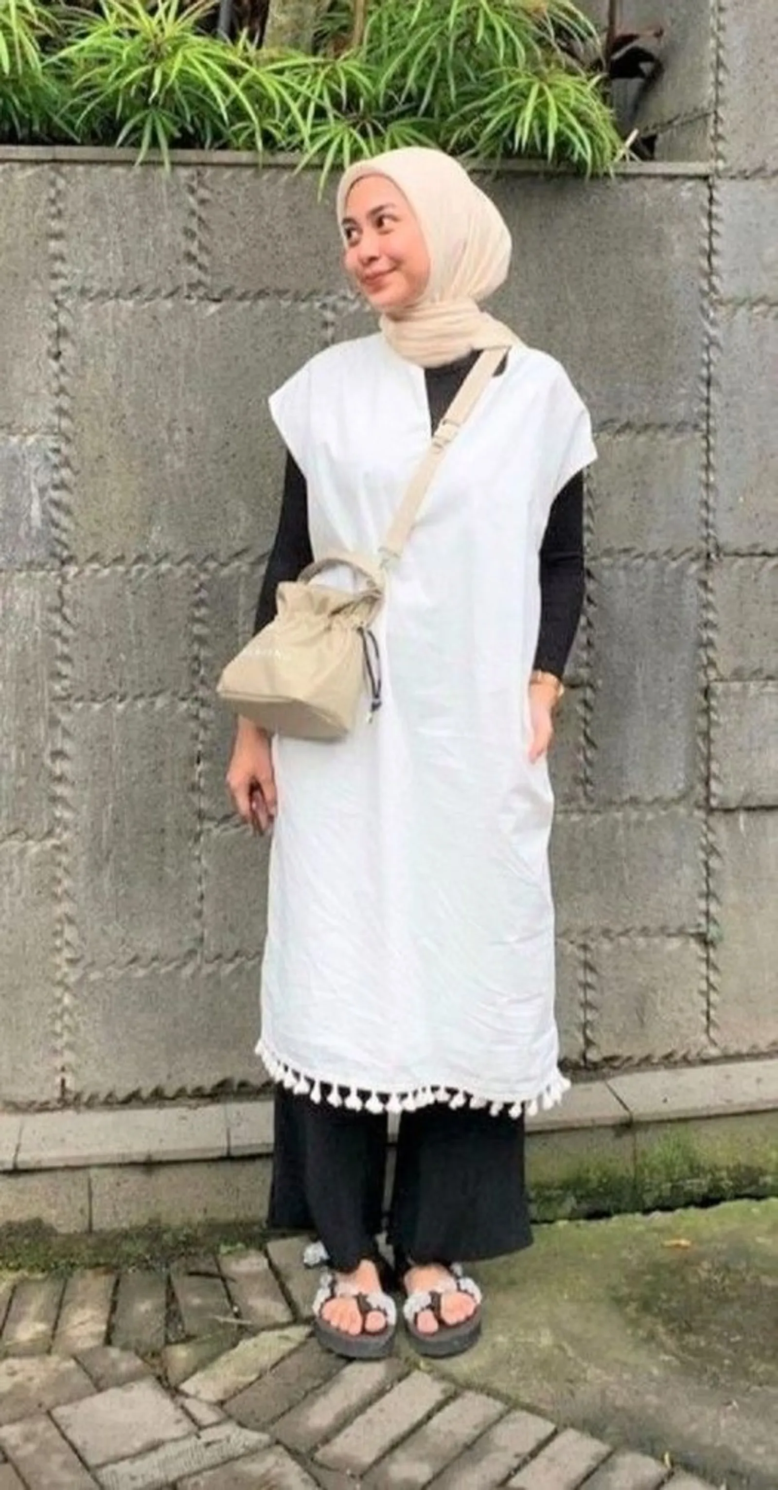 13 OOTD Baju Putih Celana Hitam Hijab, Manis dan Fashionable!