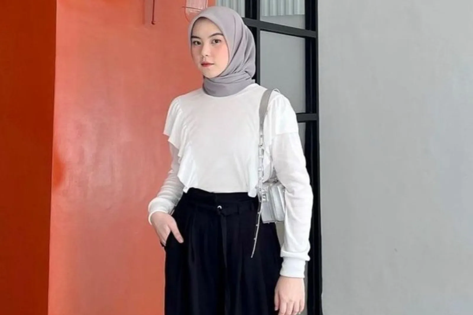 10 OOTD Baju Putih Celana Hitam Hijab, Manis dan Fashionable!