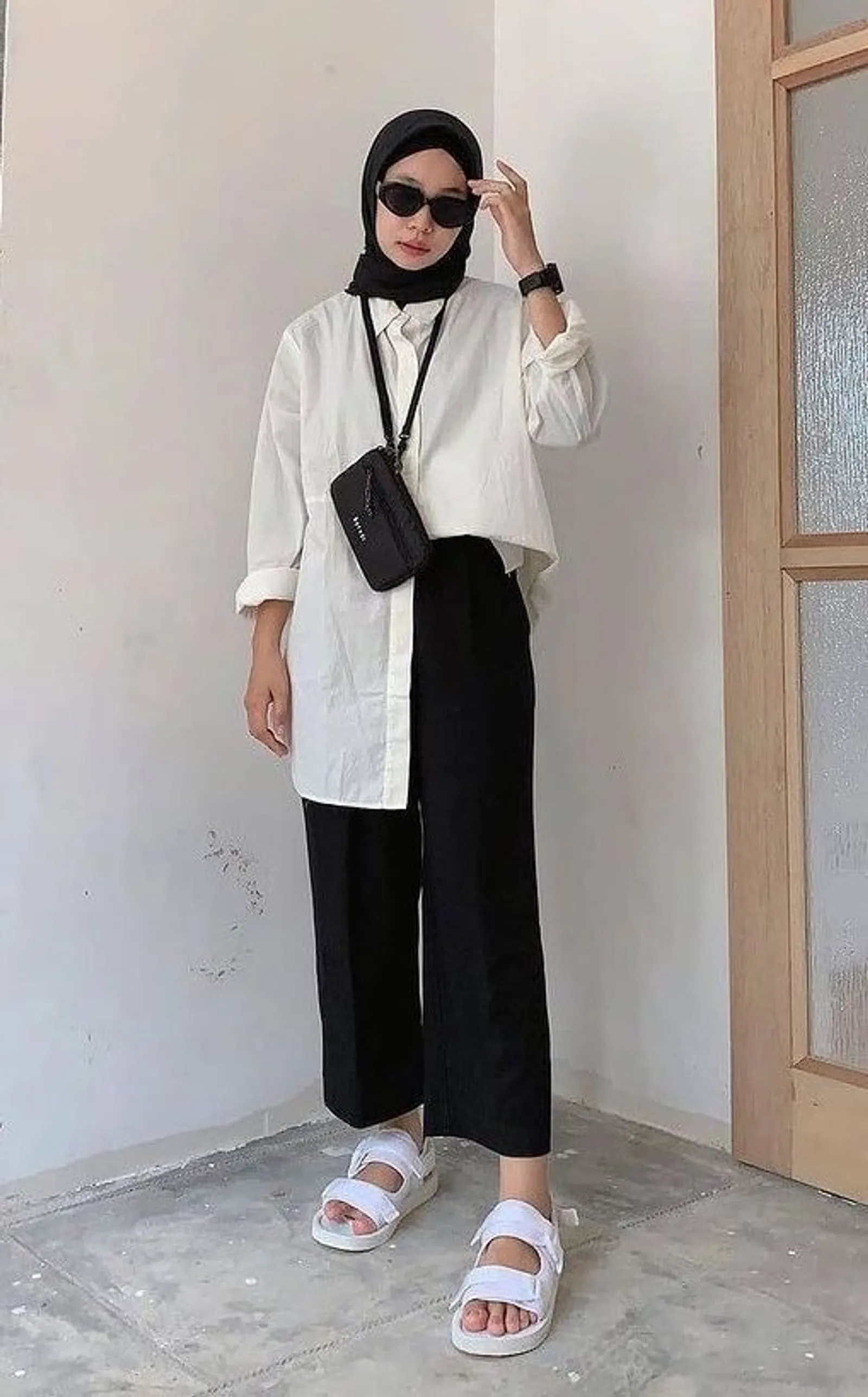 13 OOTD Baju Putih Celana Hitam Hijab, Manis dan Fashionable!