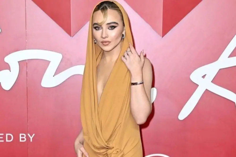 Riasan Nyentrik a la Sabrina Carpenter, Pulasan Glitter Jadi Andalan