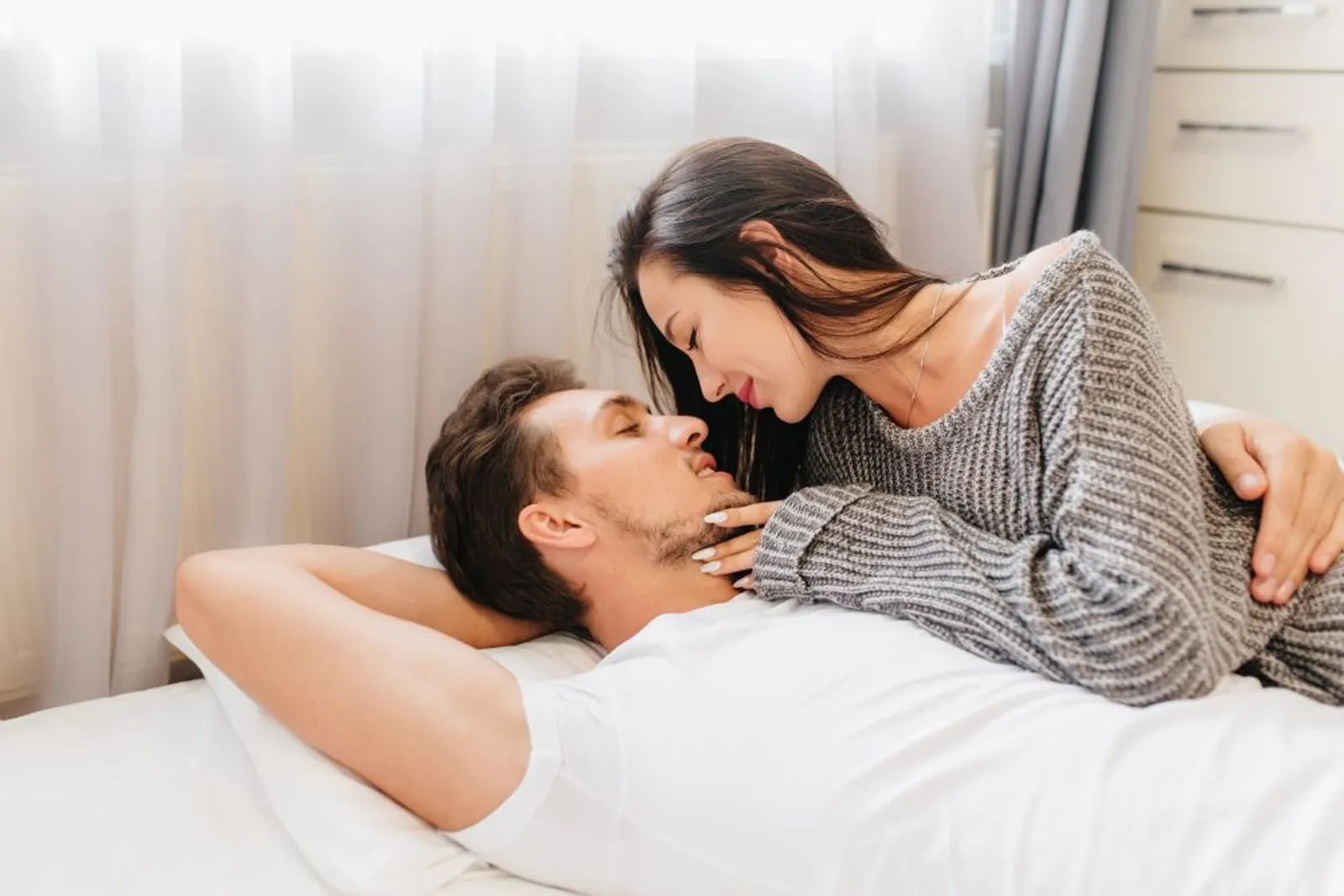 Makin Hot, 10 Cara Terbaik untuk Mencium Leher Pasangan