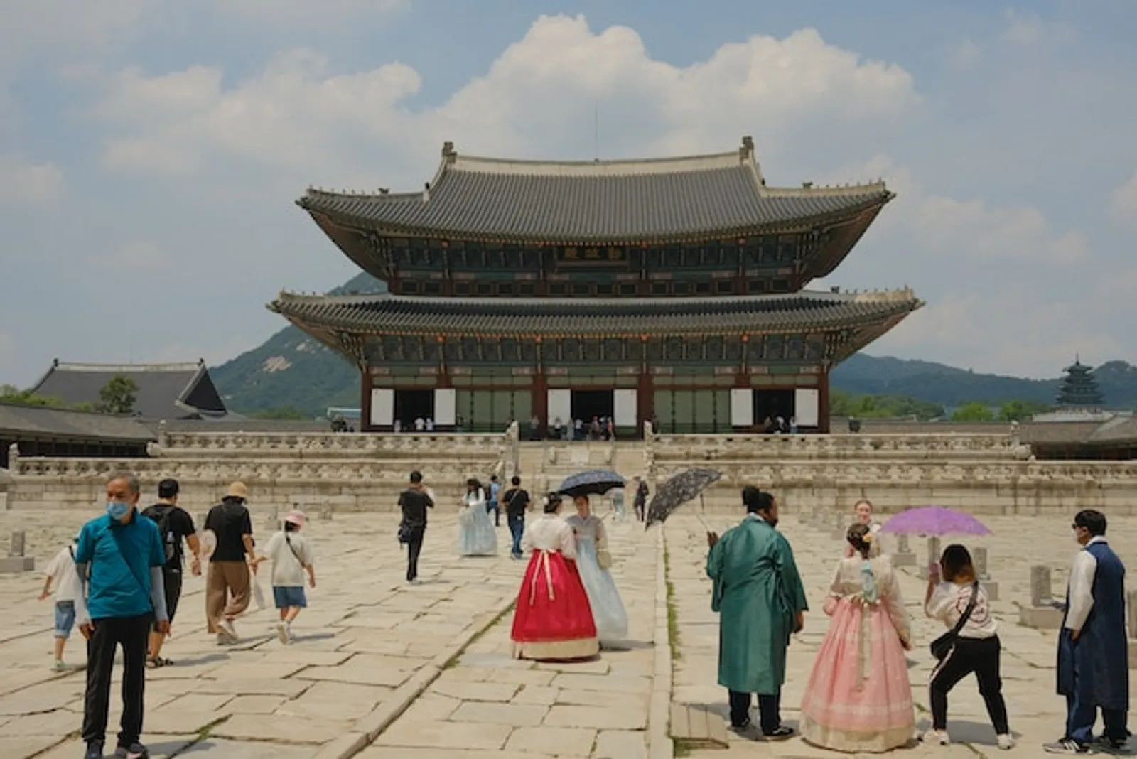 Harga Tiket Istana Gyeongbokgung, Tempatnya Foto dengan Hanbok Cantik