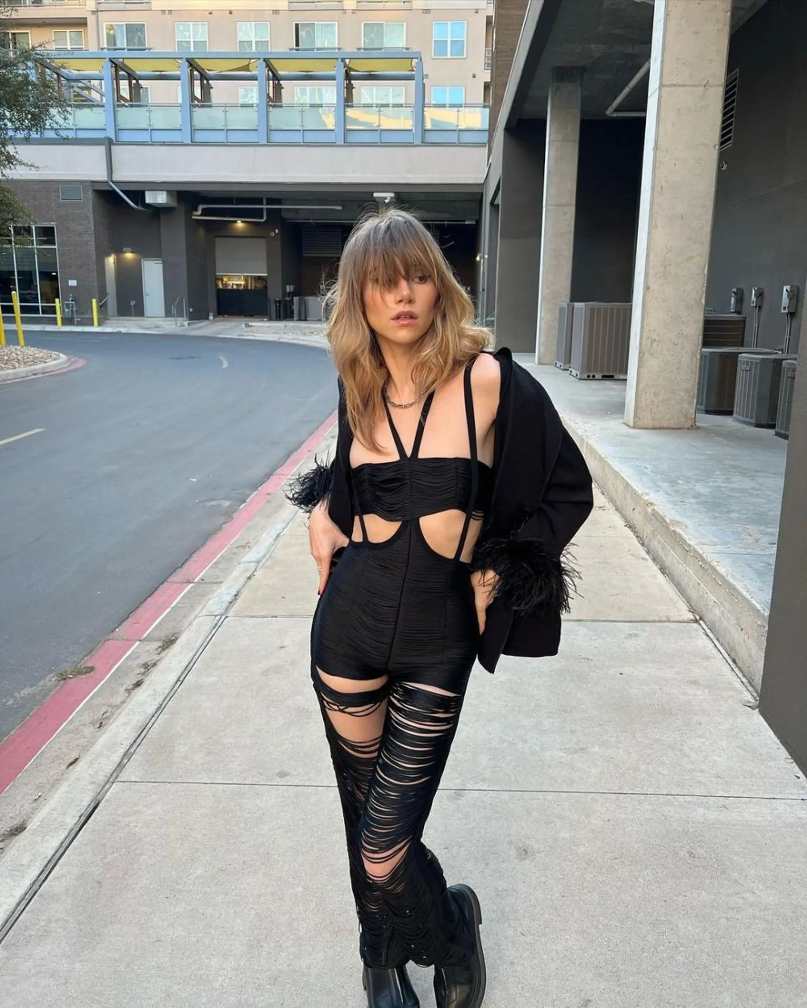 Hamil Anak Robert Pattinson, Simak Ide OOTD a La Suki Waterhouse