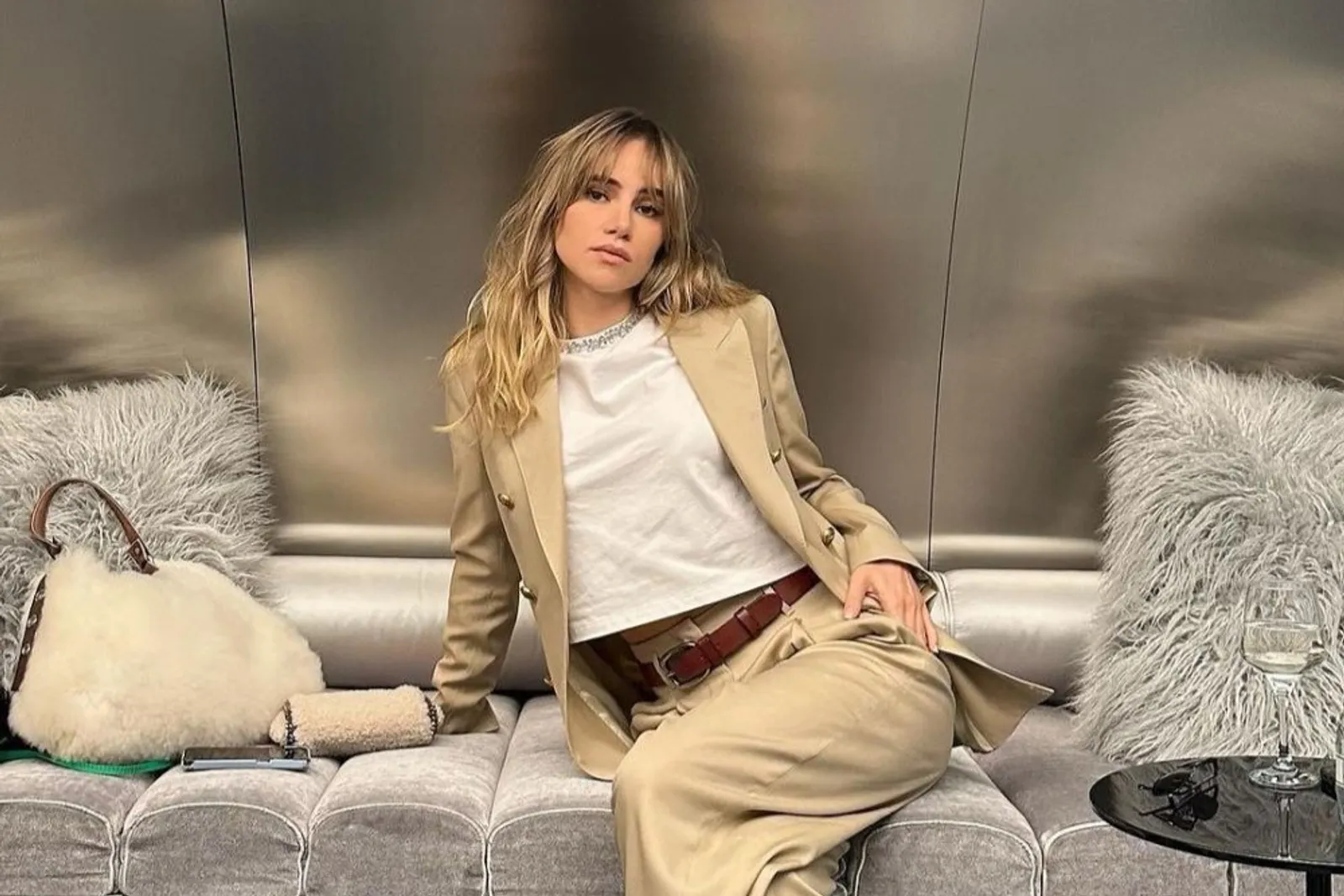 Hamil Anak Robert Pattinson, Simak Ide OOTD a La Suki Waterhouse